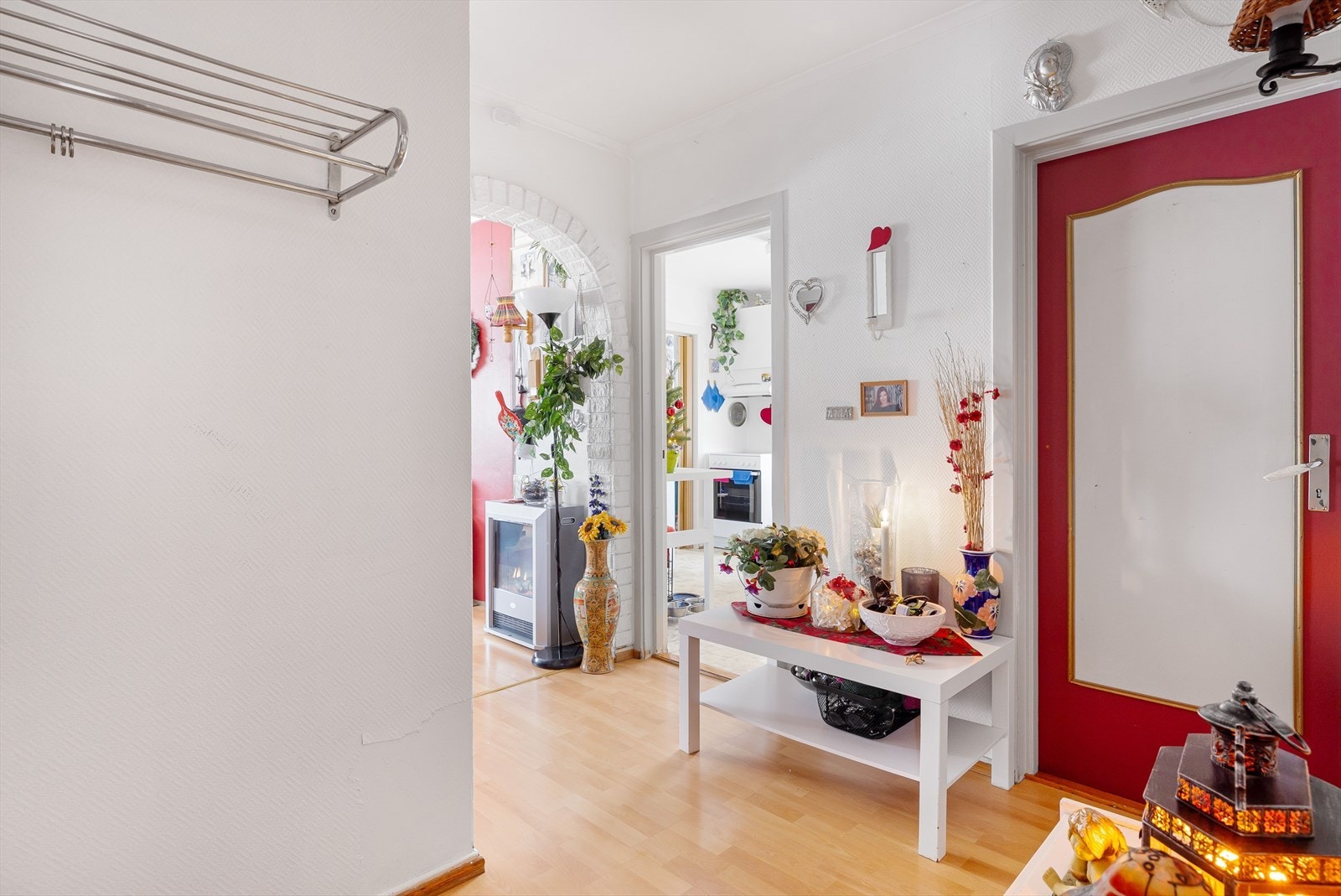 Fra gangen er det videre adkomst til stuen, kjøkkenet, begge soverommene og baderommet. Galleribilde