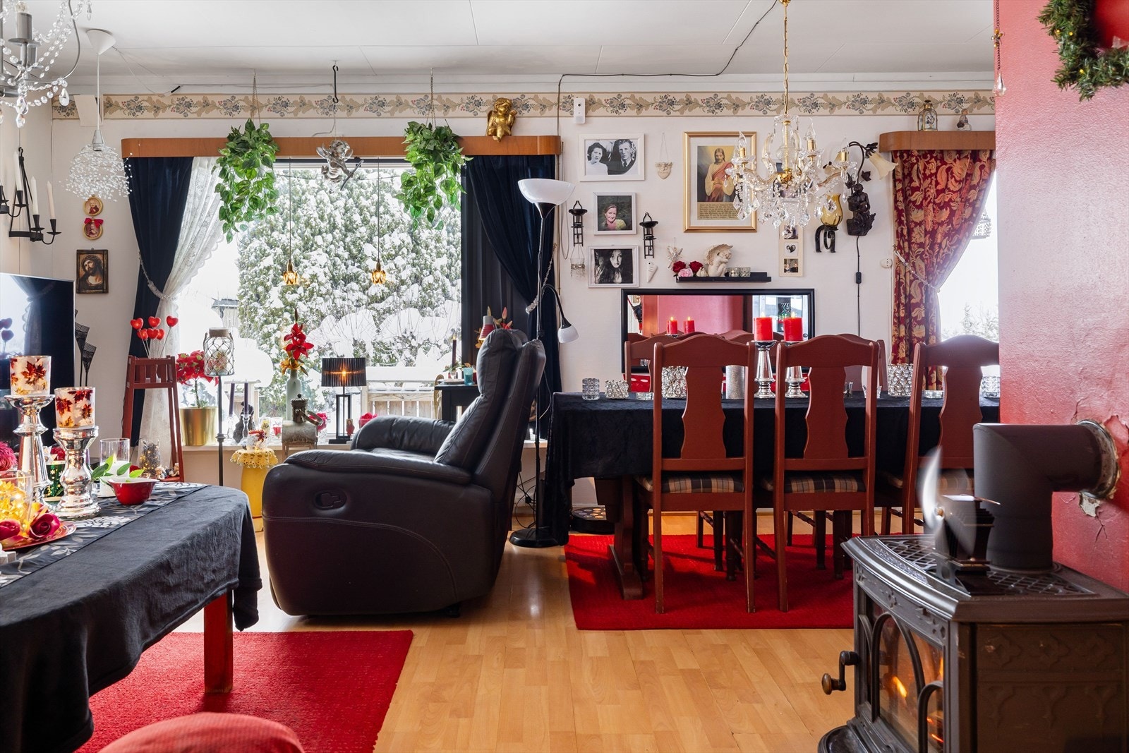 Stuen har store vinduer som slipper inn fint naturlig lys. Galleribilde