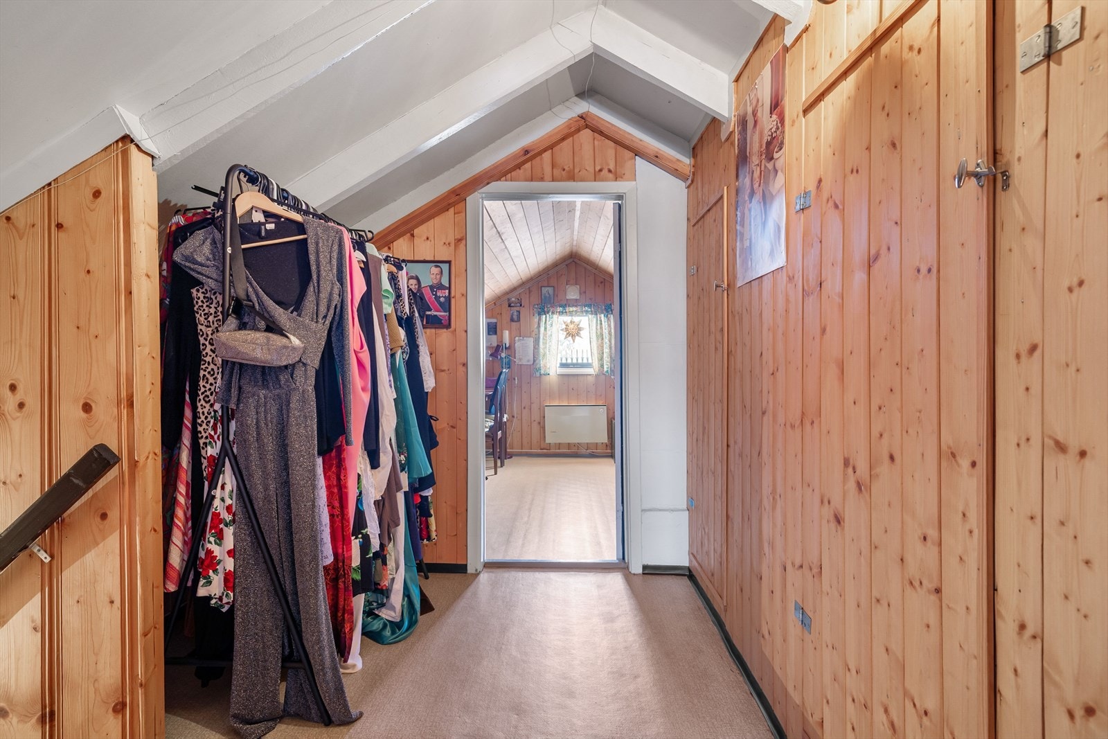 Gang/trapperom i 2. etasje med adkomst til flere knekott. Det gjøres oppmerksom på at rommene i boligens 2. etasje ikke er godkjente som rom for varig opphold. Galleribilde