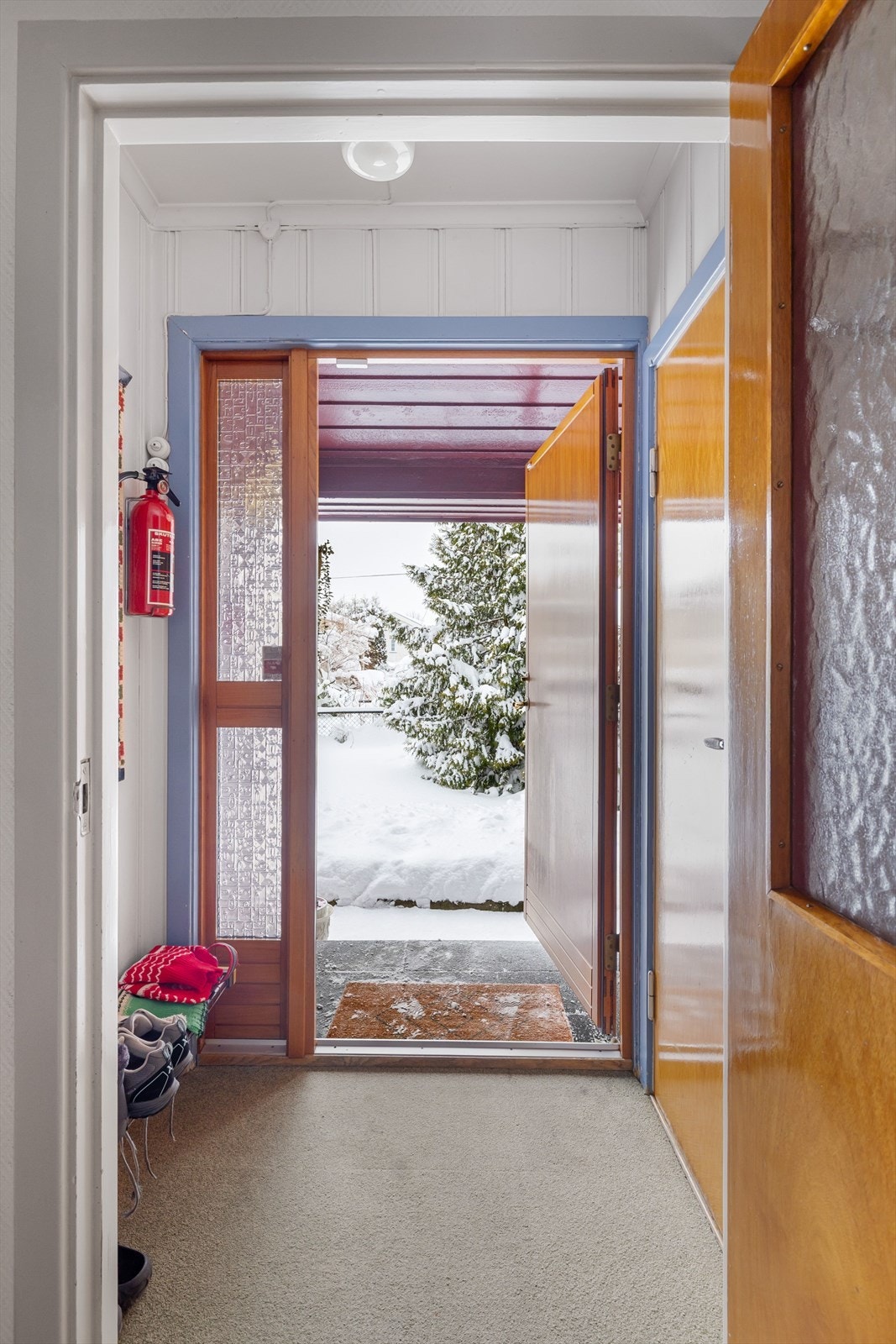 Når du entrer boligen kommer du inn i et lyst vindfang med plass til sko og oppheng av yttertøy. Galleribilde