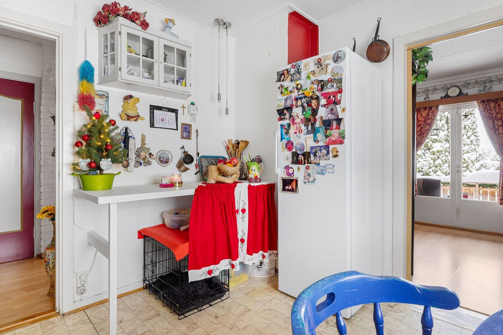 Kjøkkenet har belegg på gulv og lysmalte tapetserte overflater. Galleribilde