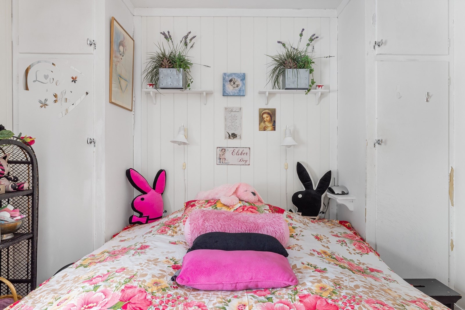 Soverom 1 har naturlig plass til dobbeltseng mellom to plassbygde garderobeskap. Galleribilde