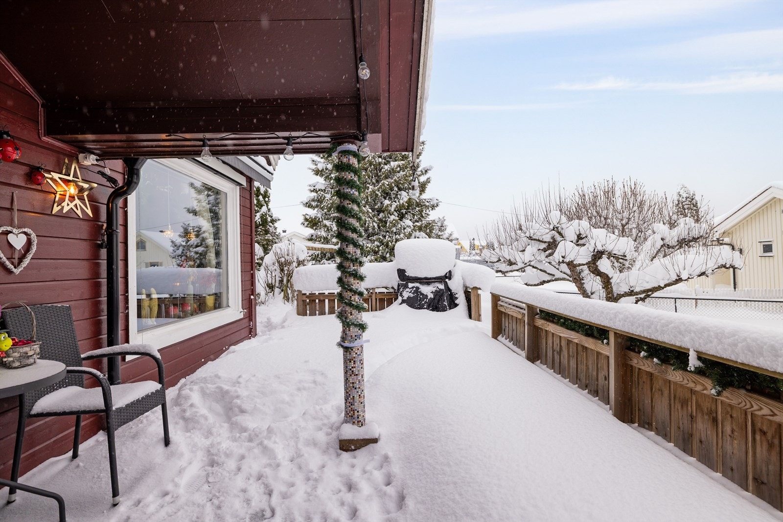 Solrik vestvendt terrasse på ca. 25m². Terrassen er delvis overbygget, har terrassebord på gulv og god plass til sittegrupper etter eget ønske. Det er også montert markise og utvendig stikkontakt. Galleribilde