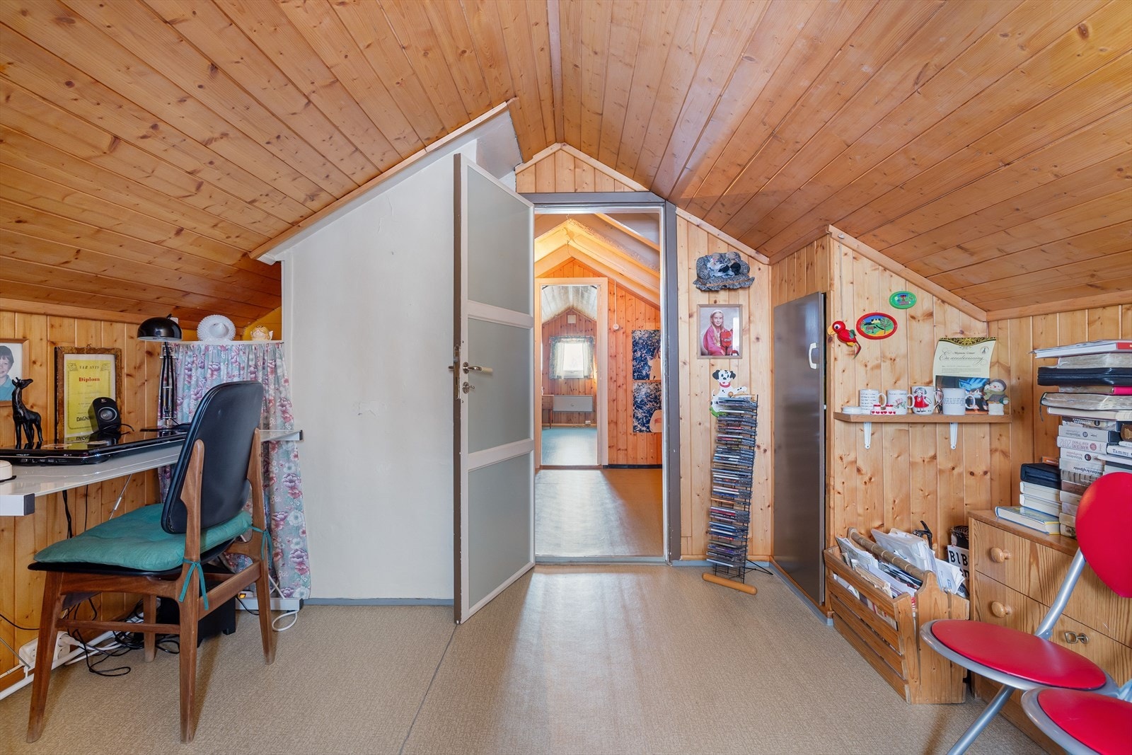 Rommet har belegg på gulv og overflater med trepanel. Det gjøres oppmerksom på at rommene i boligens 2. etasje ikke er godkjente som rom for varig opphold. Galleribilde