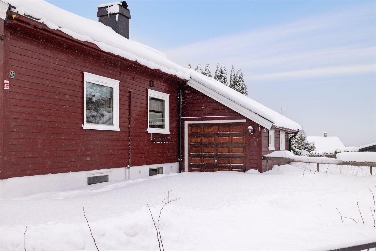 Boligen har inntilbygget garasje på 13m². Boligen har behov for oppgraderinger og må påregnes oppusset for å tilfredsstille dagens krav til standard. Galleribilde