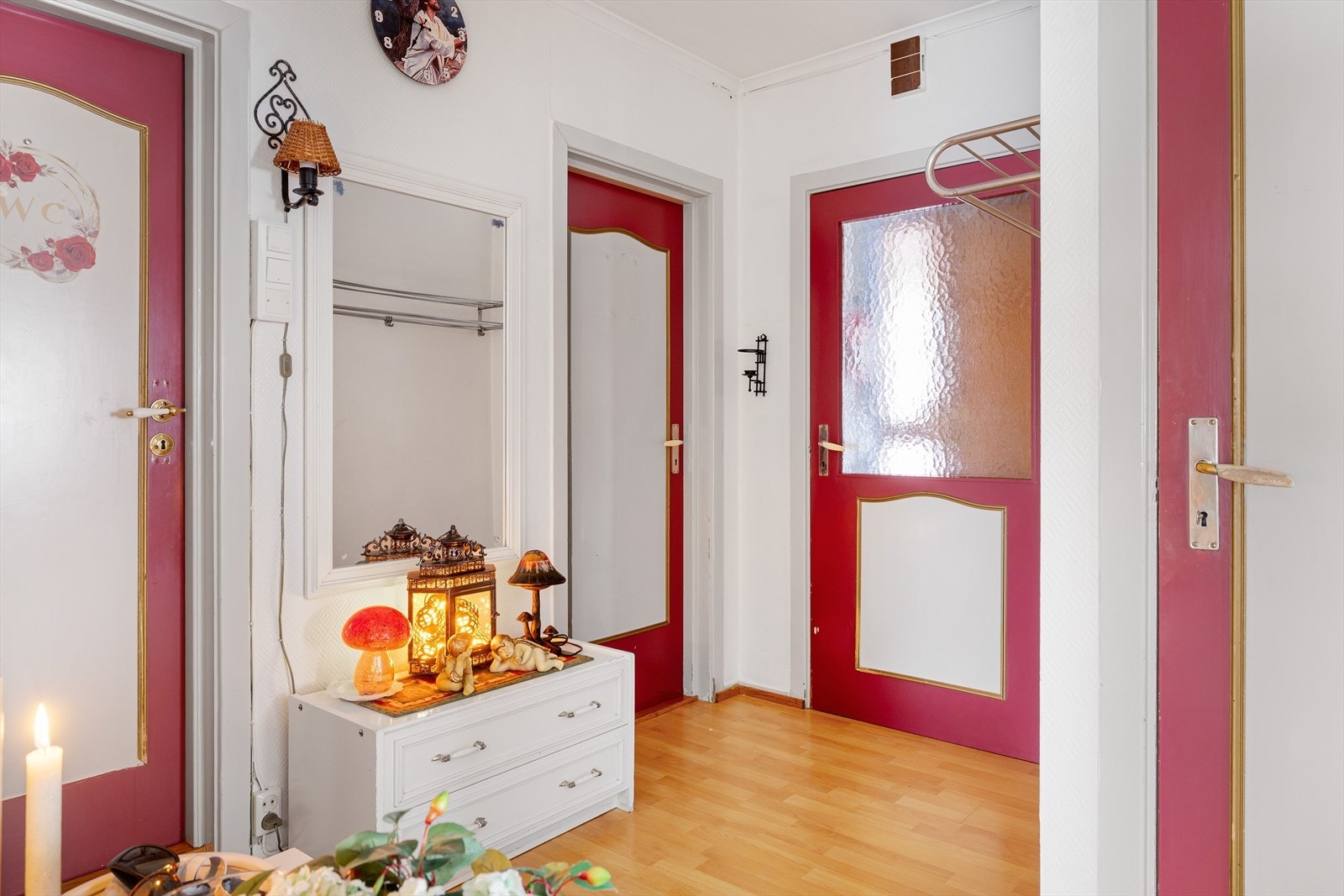 Videre kommer du inn i en praktisk gang som fungerer som et knutepunkt i boligen. Galleribilde