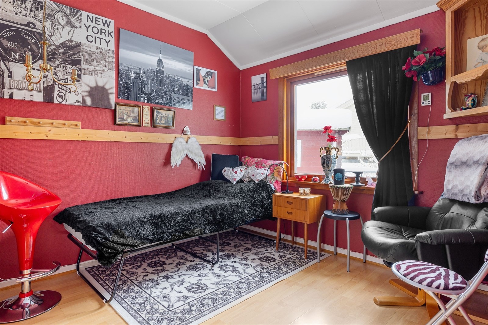 På soverommet er det plass til både seng og kontorpult. Galleribilde