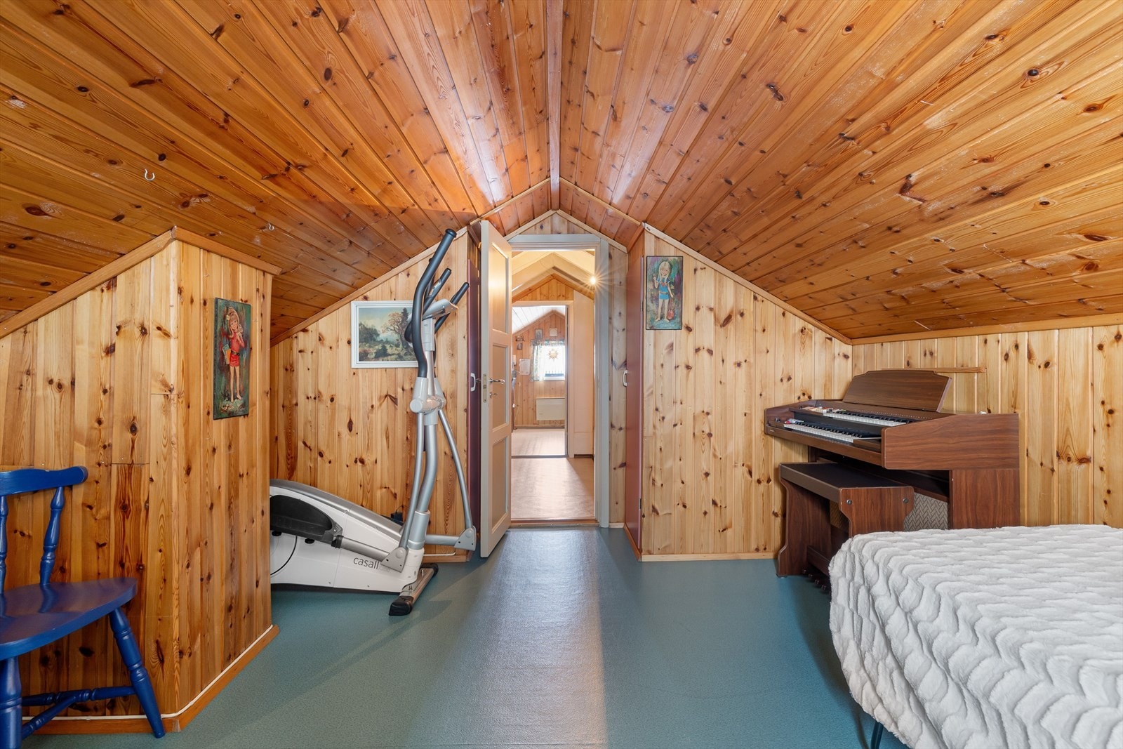 Rommet har belegg på gulv og overflater med trepanel. Det gjøres oppmerksom på at rommene i boligens 2. etasje ikke er godkjente som rom for varig opphold. Galleribilde