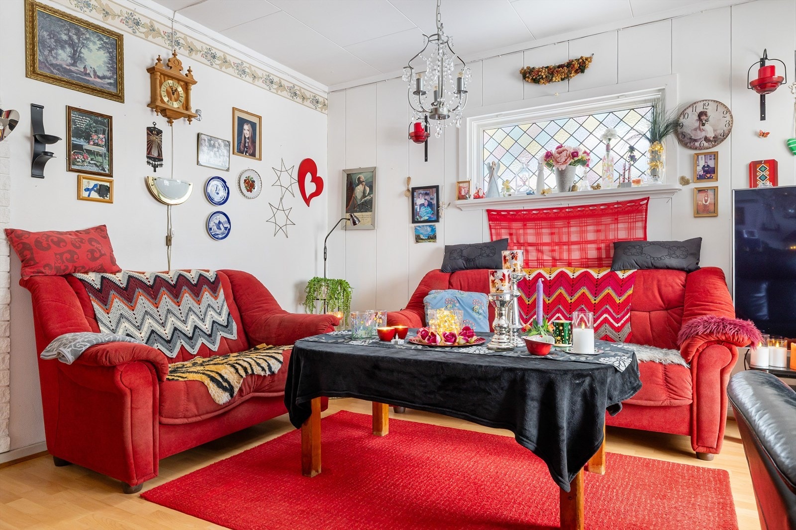 Basert på alder fremstår innvendige overflater i hovedsak som funksjonelle med normal bruksslitasje. Galleribilde