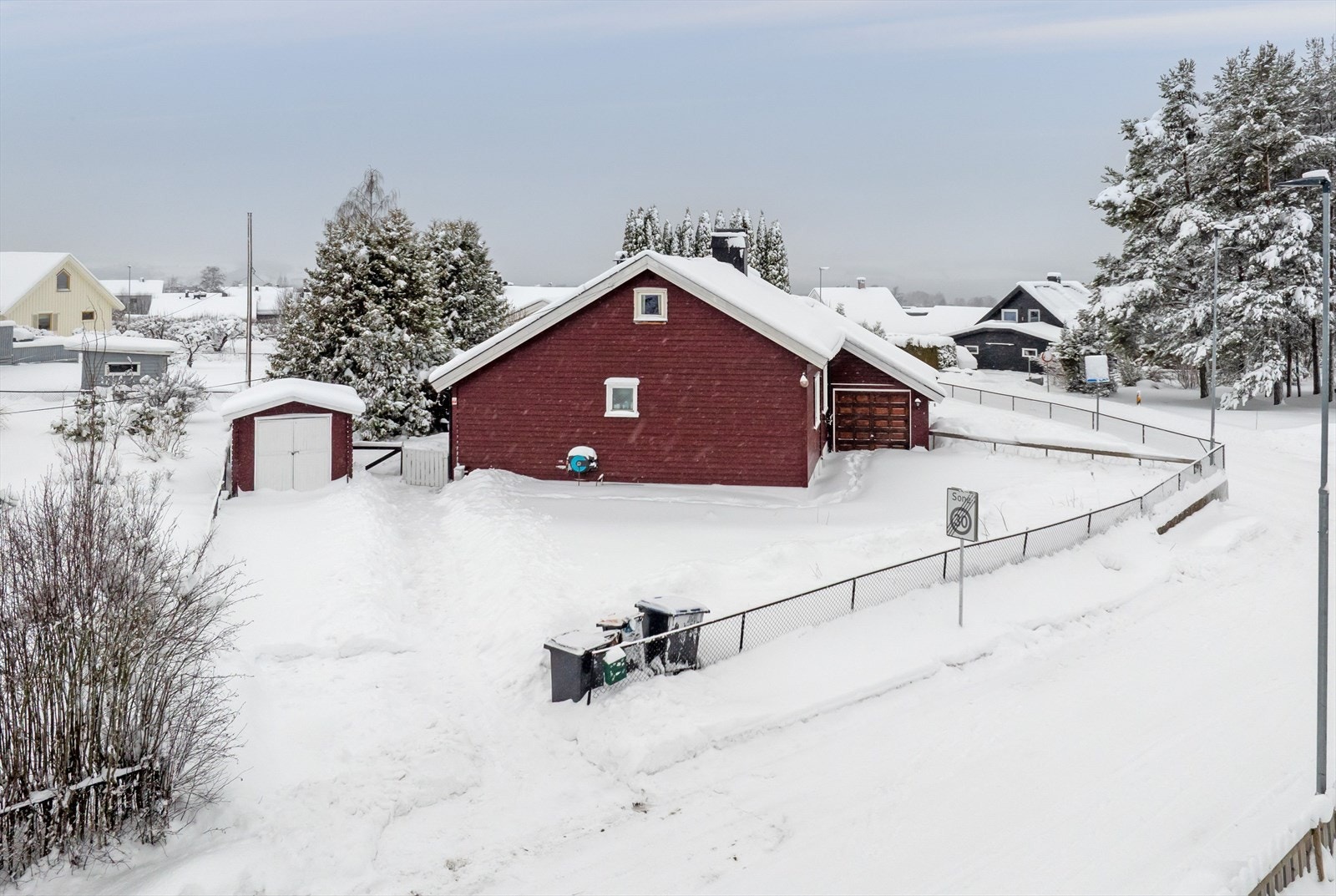 Eiendommen "Solstad" er bebygd med en enebolig med inntilbygget garasje og en frittstående utebod. Galleribilde