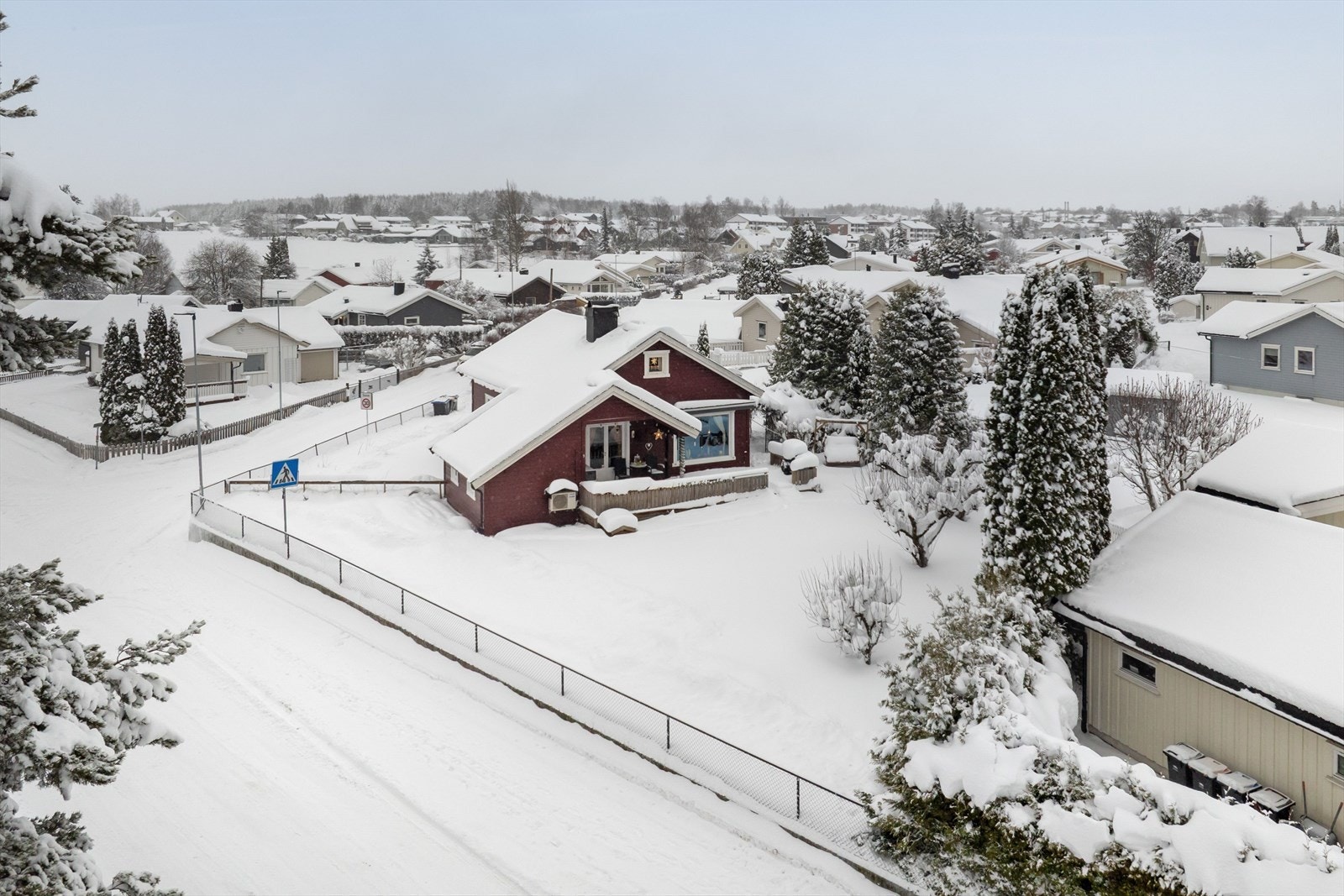 Fra boligen er det kun ca. 100 meter til nærmeste bussholdeplass, hvor linje B22 har hyppige avganger til Hamar. Det er ca. 3,9 km til Hamar sentrum med togstasjon og alle byfasiliteter. Galleribilde