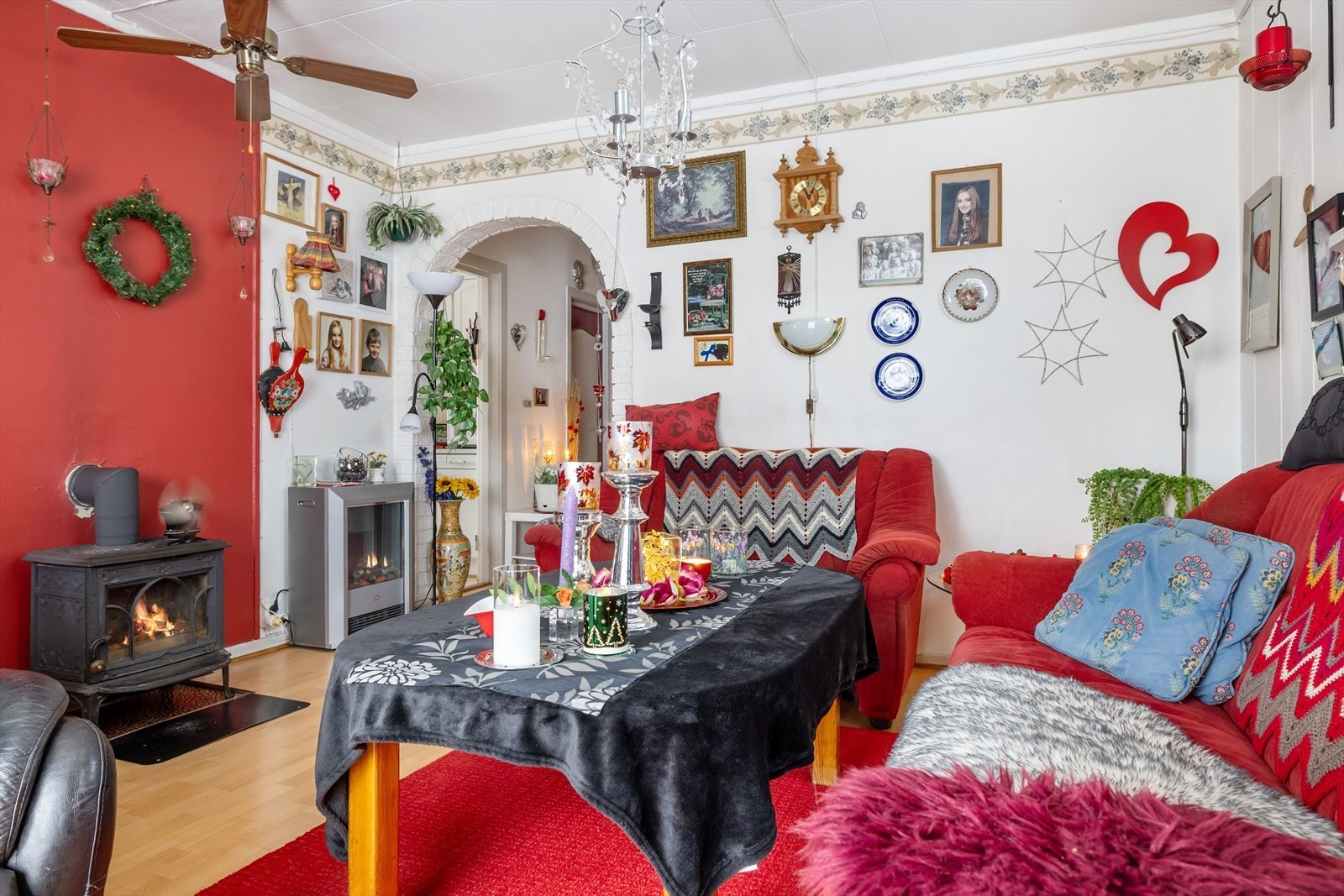 I stuen er det en eldre vedovn som gir god varme. Galleribilde