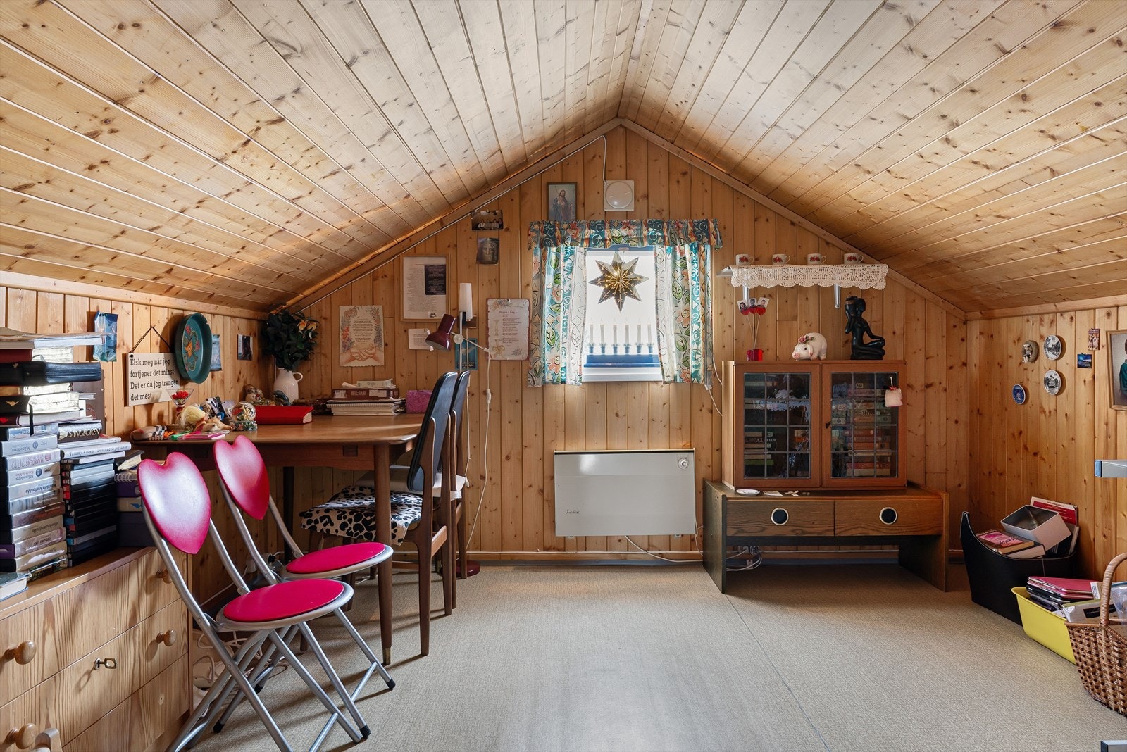 Rom innredet som soverom i 2. etasje. Det gjøres oppmerksom på at rommene i boligens 2. etasje ikke er godkjente som rom for varig opphold. Galleribilde