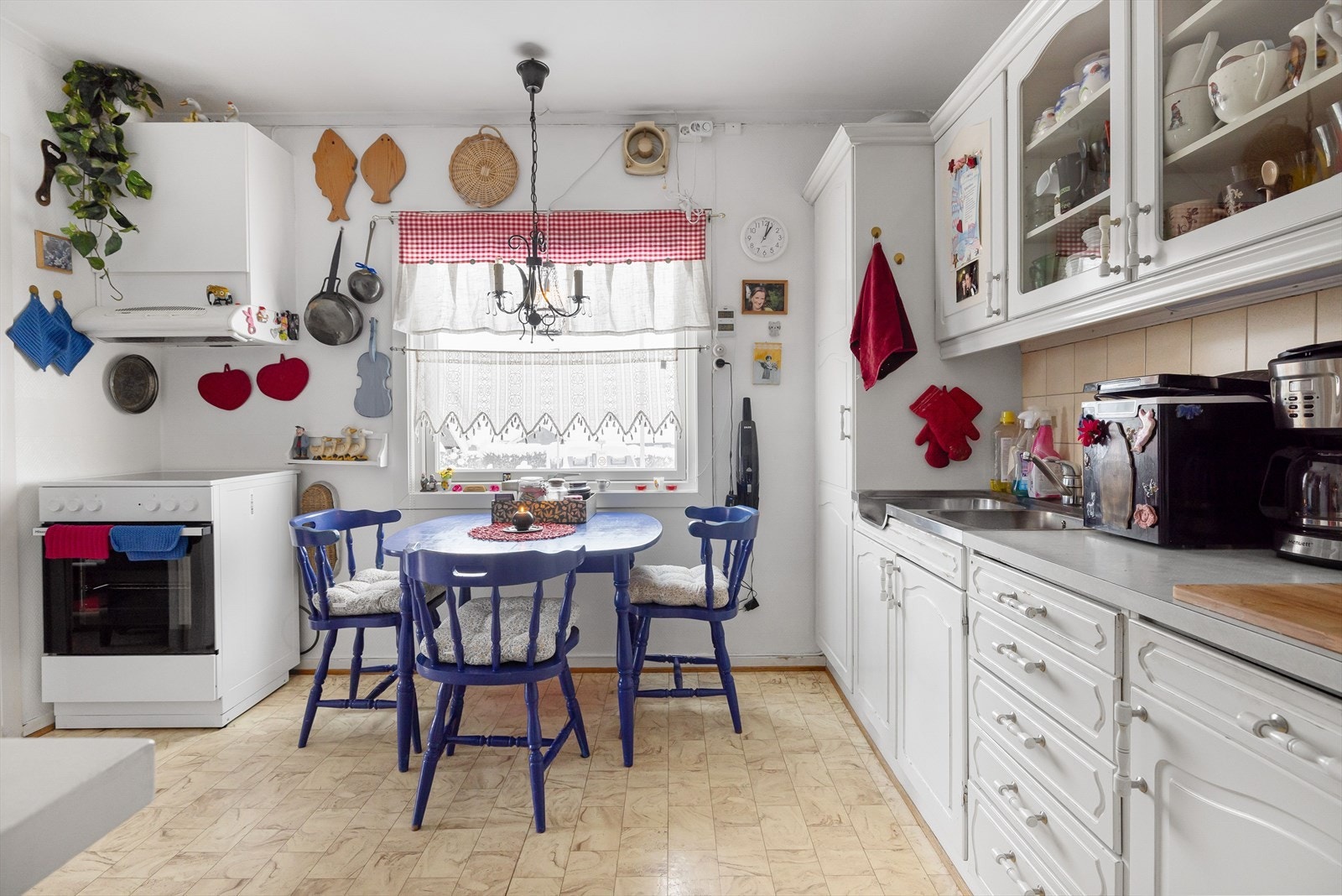 Kjøkkenet ligger i et eget rom i naturlig tilknytning til stuen. Ved vinduet er det plass til et koselig frokostbord som gjør at også kjøkkenet blir et naturlig oppholdsrom. Galleribilde