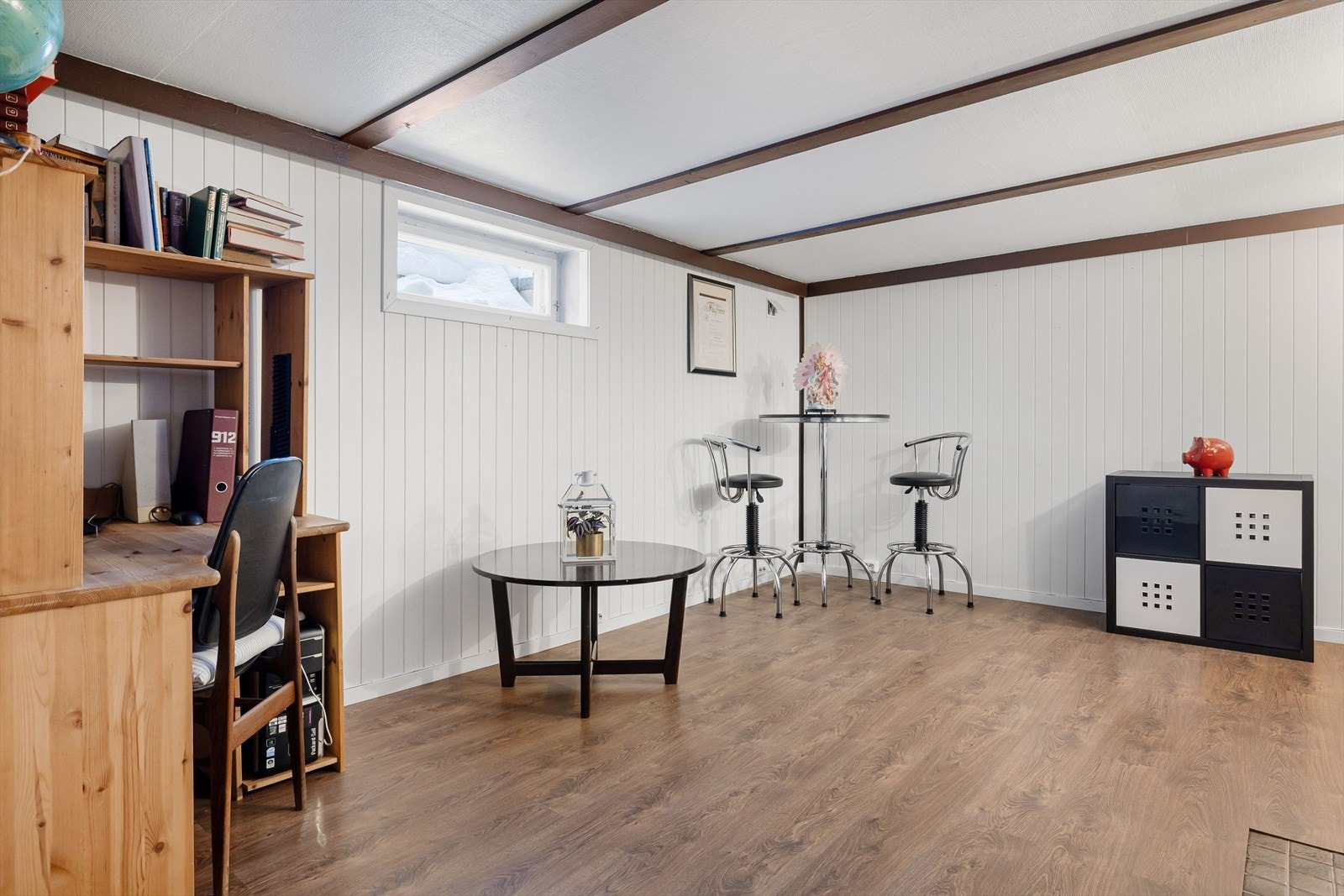 I kjelleren er det innredet med en lys kjellerstue. Det gjøres oppmerksom på at rommet er definert som arbeidsrom i byggetegningene, og er derfor ikke godkjent som rom for varig opphold. Galleribilde