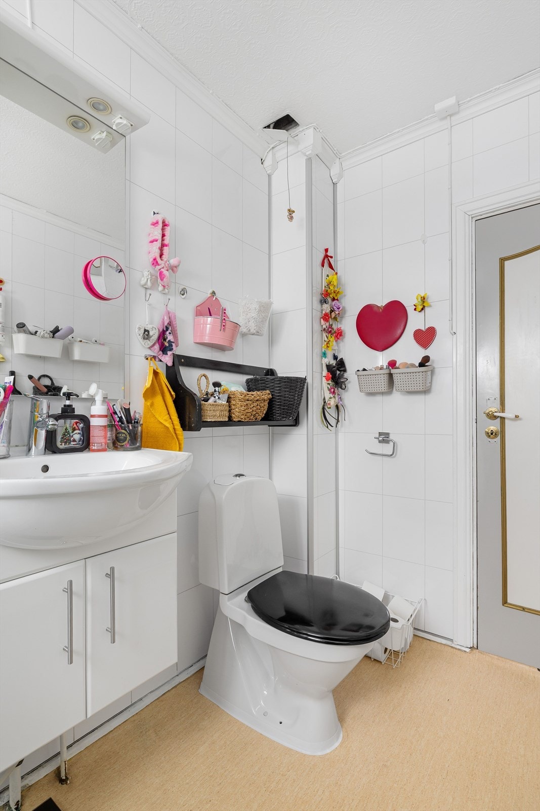 Baderommet er utstyrt med servantskap med speil og belysning over, dusjkabinett og gulvstående toalett. Galleribilde