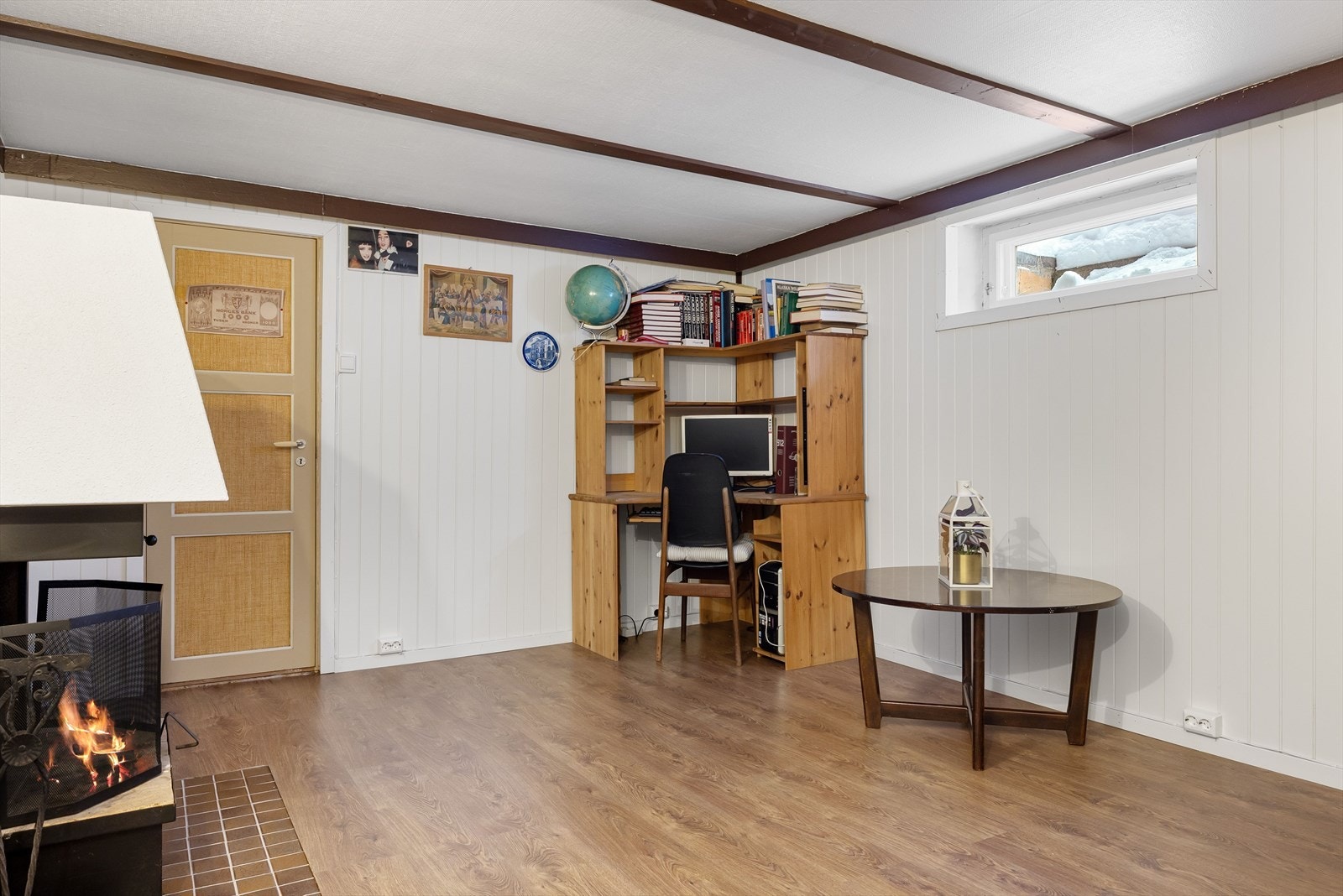 Rommet har enstavs laminat på gulv og lysmalte overflater. Det gjøres oppmerksom på at rommet er definert som arbeidsrom i byggetegningene, og er derfor ikke godkjent som rom for varig opphold. Galleribilde