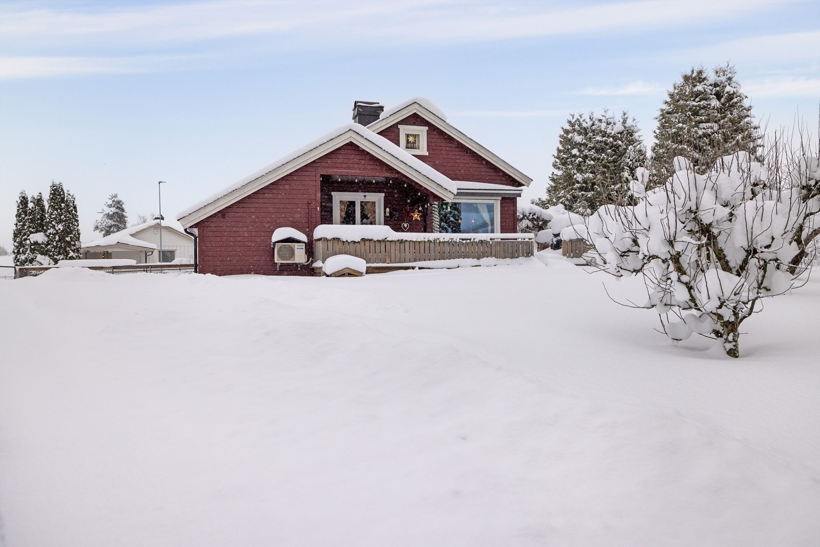 Boligen ligger fint til i Bekkelaget i Ottestad med det meste du trenger i hverdagen like i nærheten. Her bor du i et veletablert boligområde med kort avstand til barnehager, skoler, matbutikker og Vikasenteret. Galleribilde