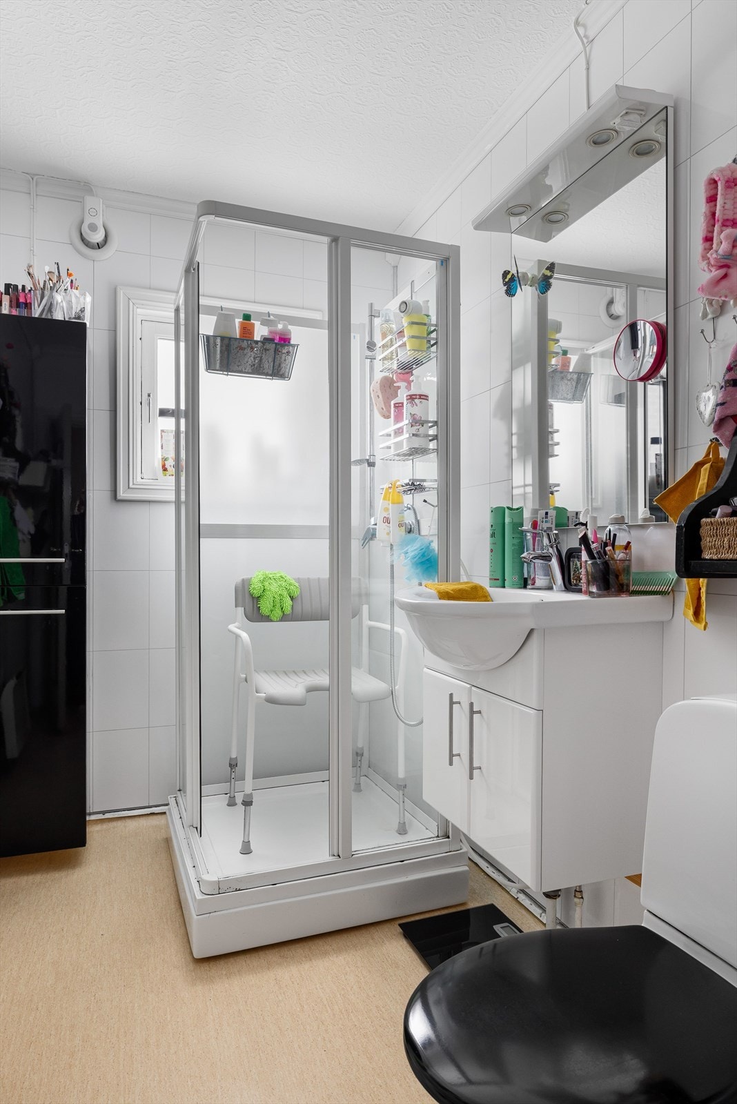 Boligen har et lyst baderom med vinylbelegg på gulv, våtromsplater på veggene og mekanisk avtrekk fra baderomsvifte. Galleribilde