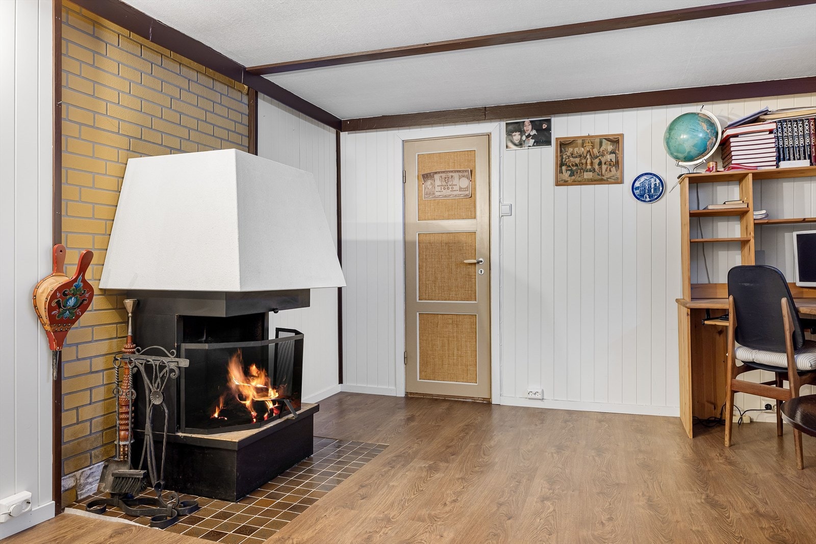 Rommet har også en åpen peis som bidrar til ekstra hygge. Det gjøres oppmerksom på at rommet er definert som arbeidsrom i byggetegningene, og er derfor ikke godkjent som rom for varig opphold. Galleribilde