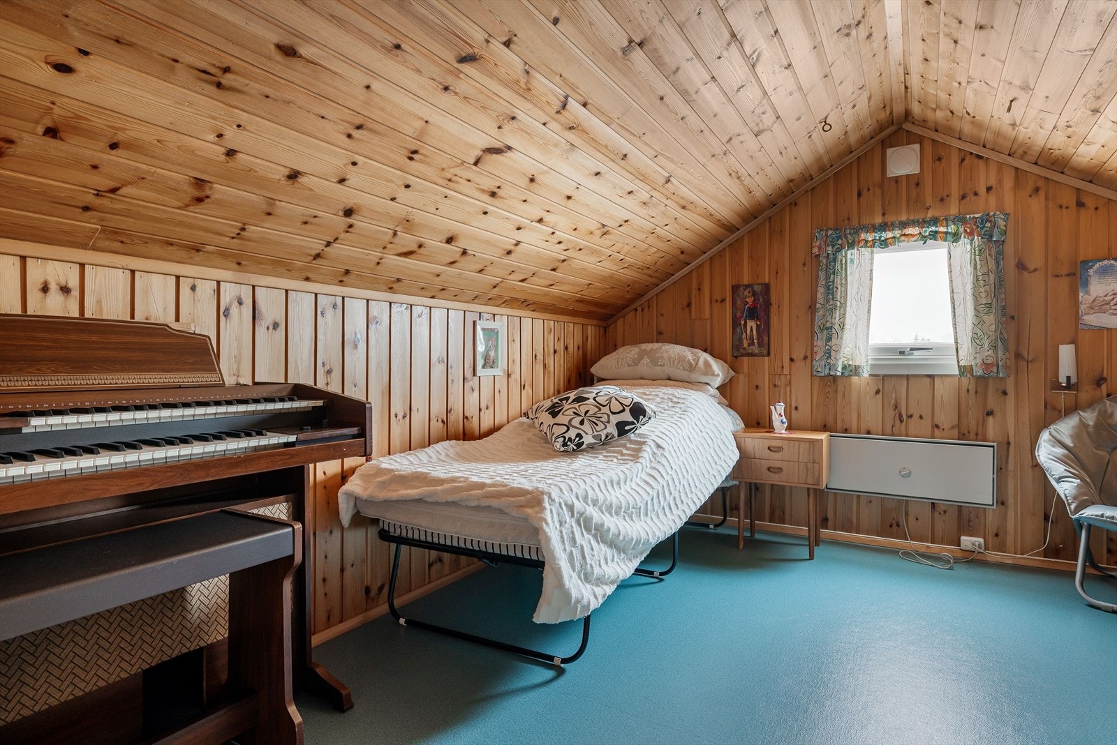 Rom innredet som soverom i 2. etasje. Det gjøres oppmerksom på at rommene i boligens 2. etasje ikke er godkjente som rom for varig opphold. Galleribilde