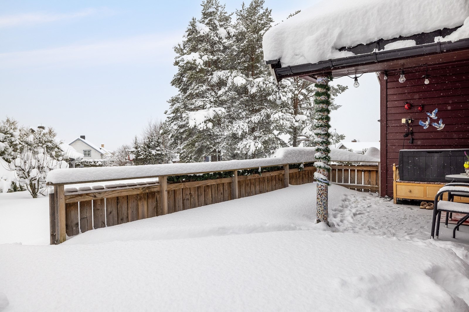 Beliggenheten mot vest sørger for gode solforhold til sent på kveld. Fra terrassen er det videre adkomst til den romslige hage. Galleribilde