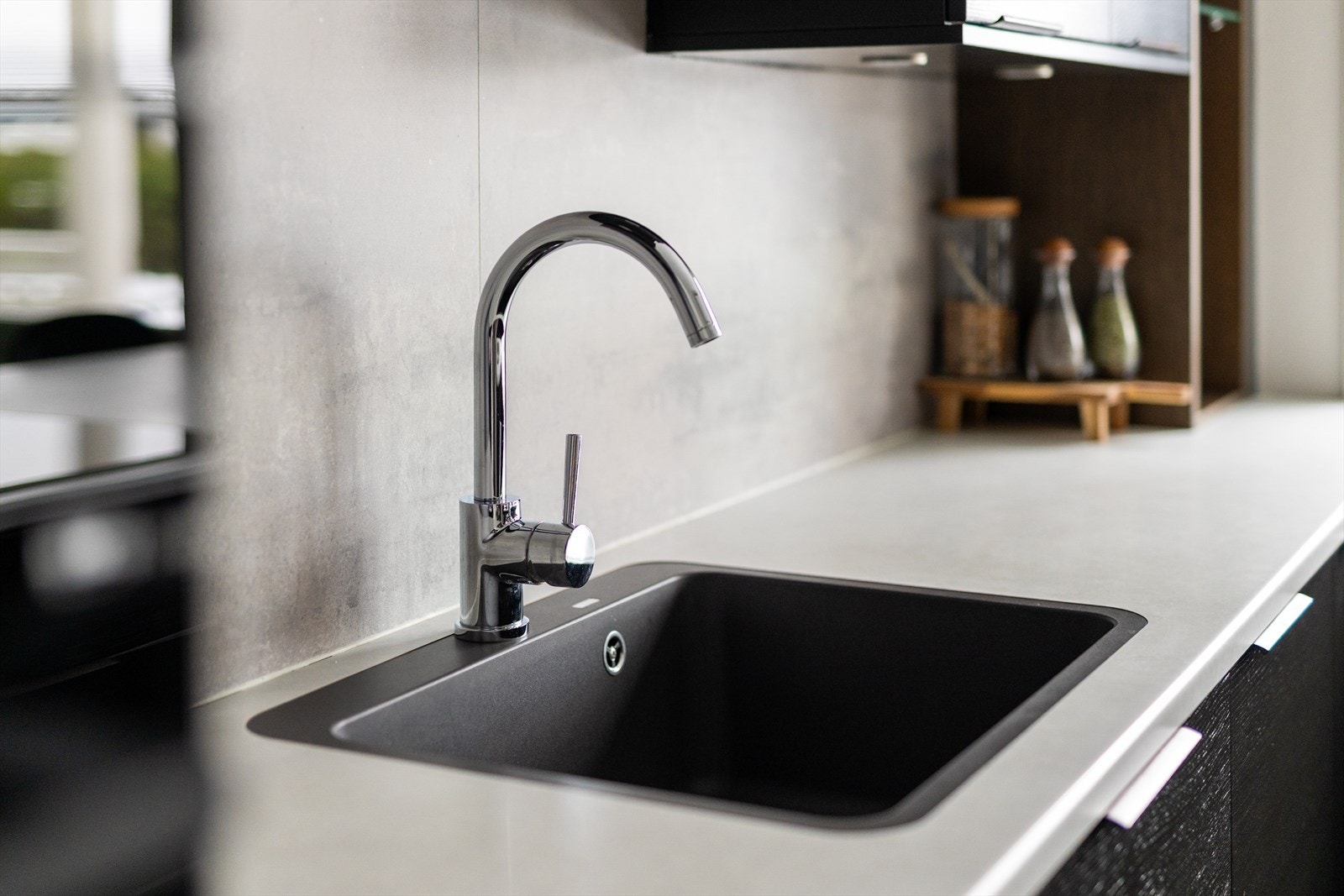 Kjøkkenet har for øvrig gode arbeidsflater på laminerte benkeplater, hvor de store vindusflatene tilfører godt med arbeidslys. Galleribilde