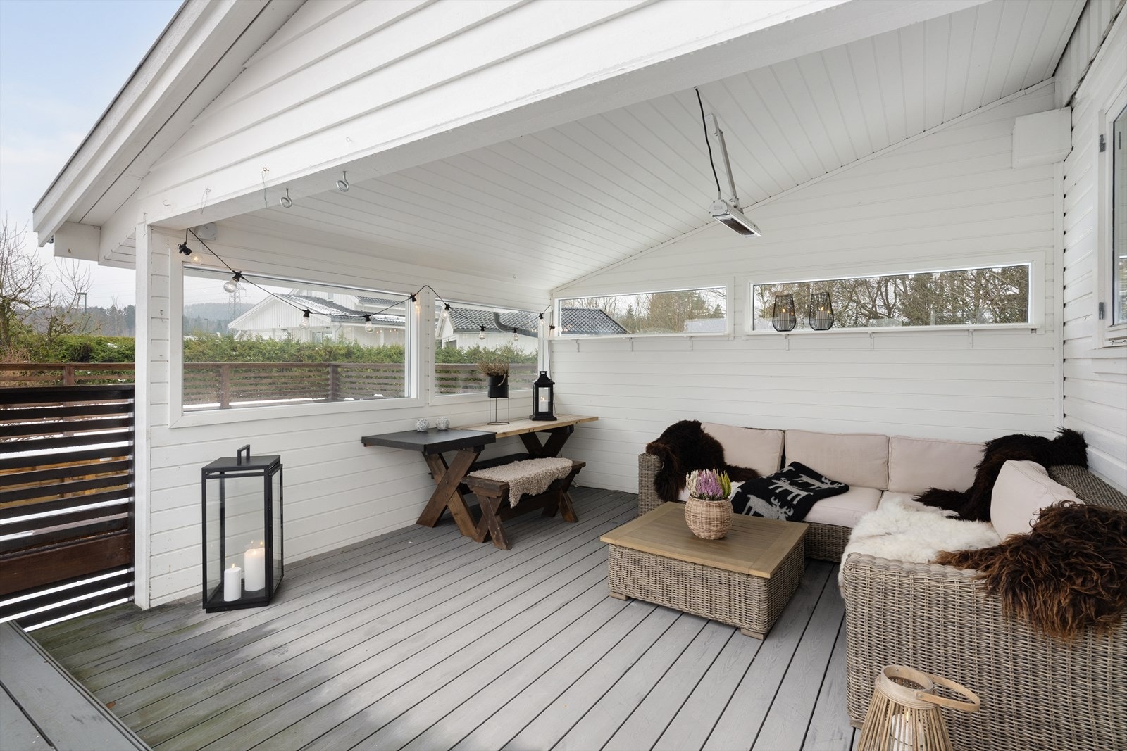 Den sjenerøse terrassen ligger solrikt til, med en lun og koselig hagestue hvor man kan søke ly for både sol og regn. Galleribilde