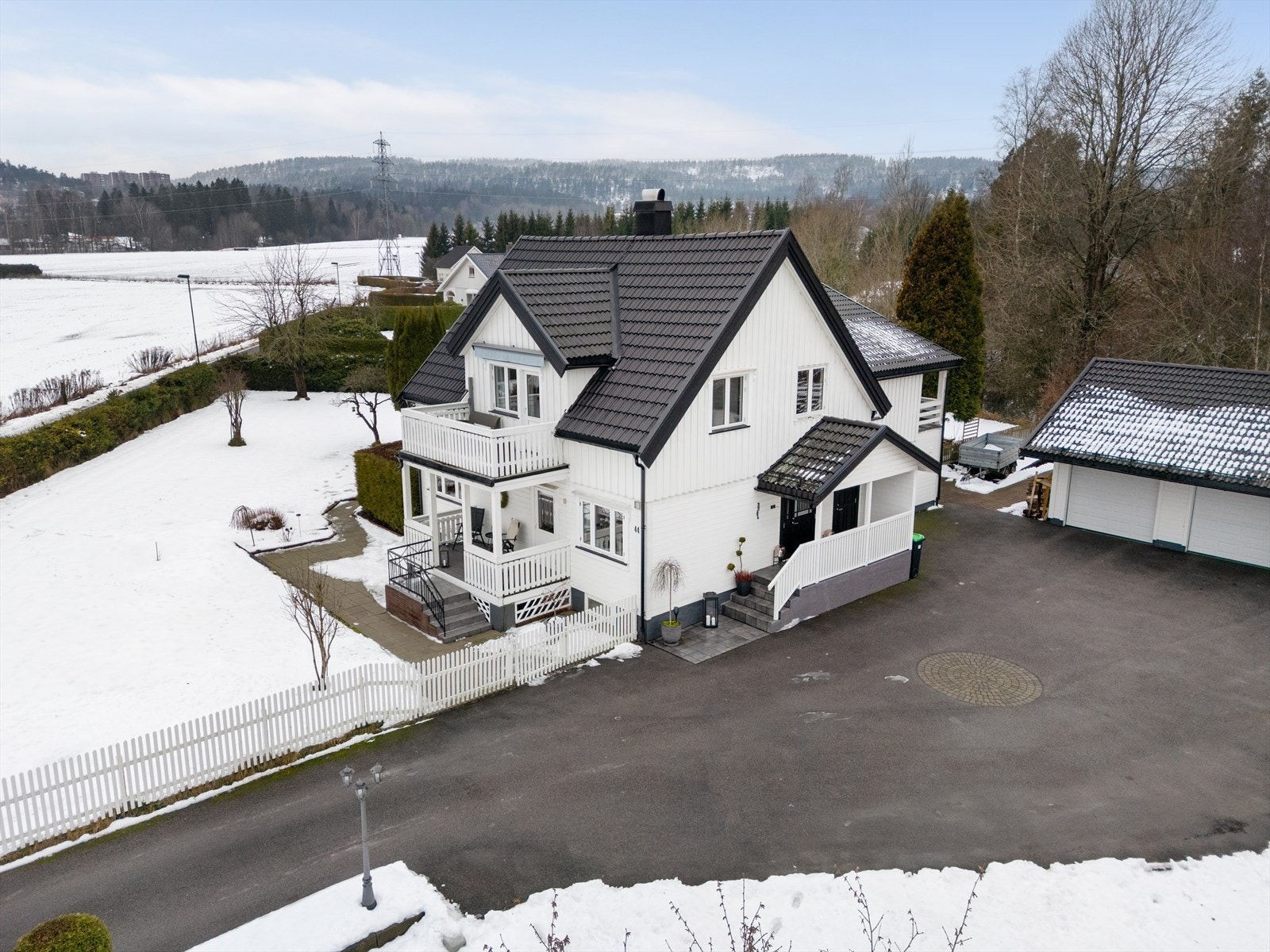 Nytt tak i 2017 | Nyrenovert utleiedel i 2019 med egen inngang | Dobbel garasje med både arbeidsrom og ladeboks til el-bil. Galleribilde