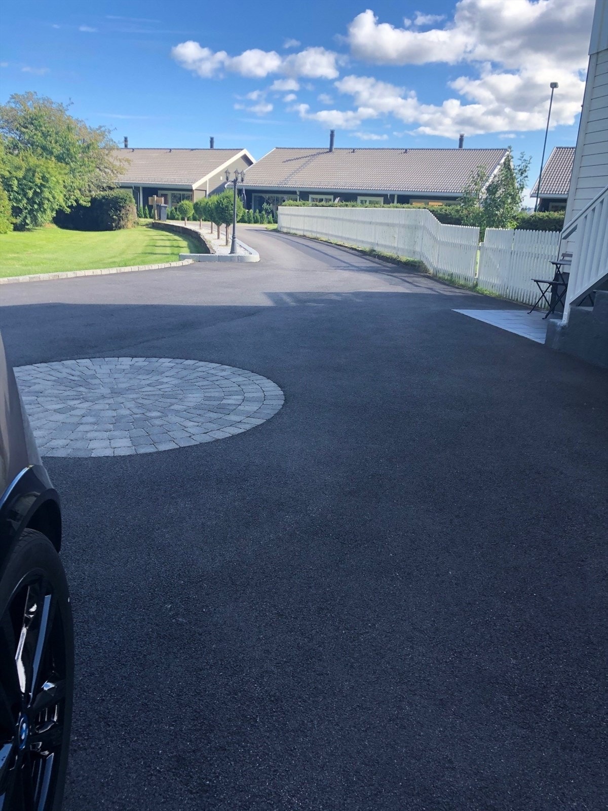 Gårdsplass med innkjørsel - privat bilde.jpg Galleribilde