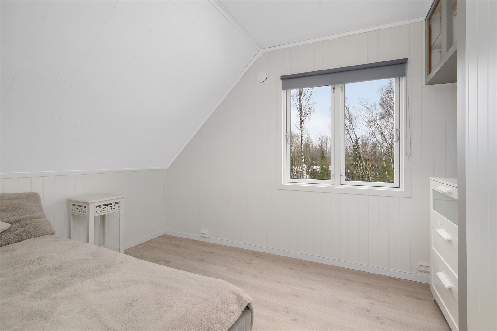 Utleiedelen har tre gode soverom, som alle har garderobeskap med plass til klesoppbevaring. Galleribilde