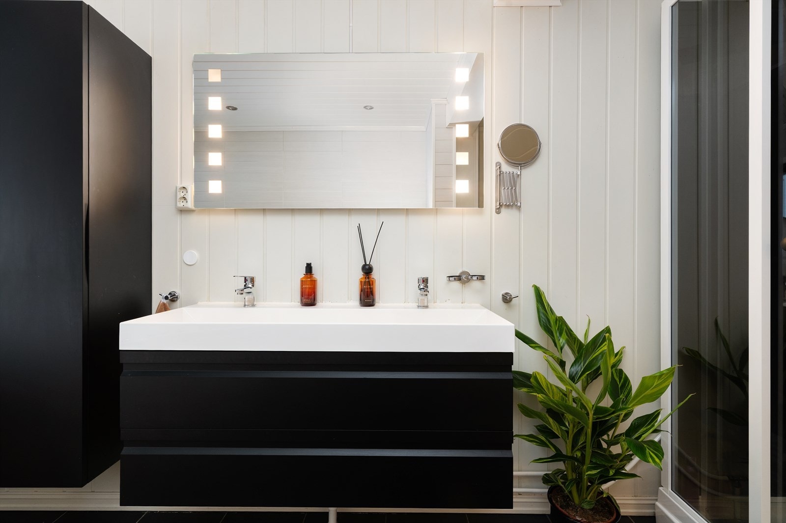 Boligen har et romslig og delikat bad med flislagt gulv, varmekabler og downlights belysning i tak. På veggoverflatene er det både fliser og malte mdf-plater. Galleribilde