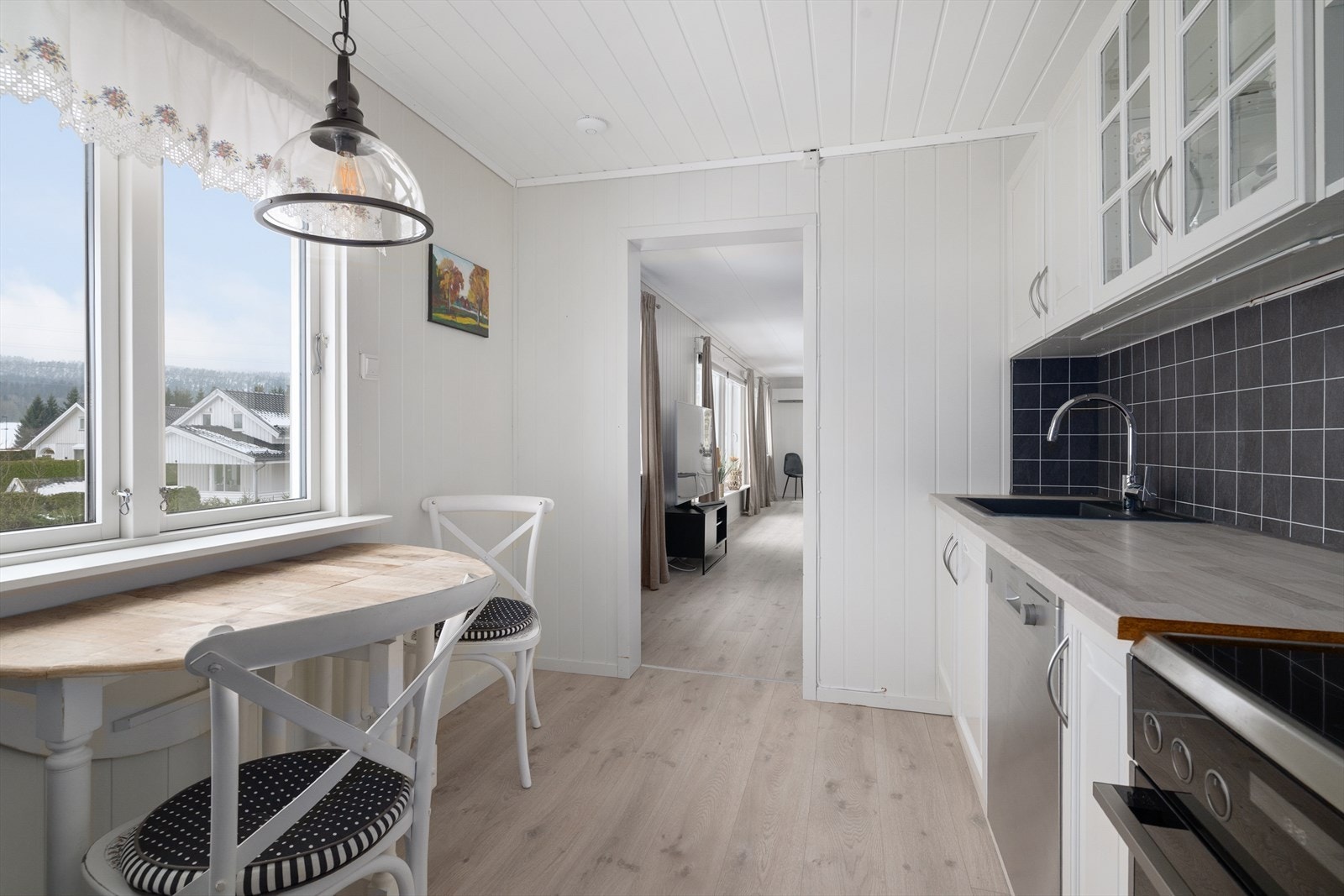 Det er fin plass til kjøkkenbord i forbindelse med vindu. Galleribilde