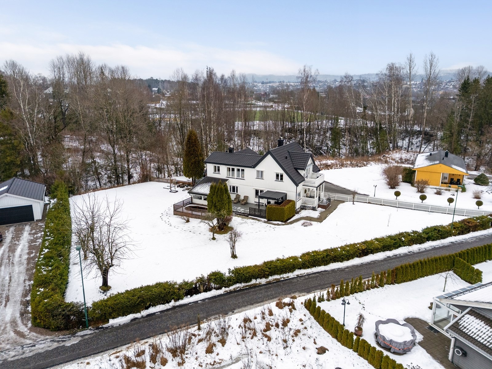 Den solrike hagedelen rundt boligen er meget pent opparbeidet med plenarealer og nydelige bed og prydbusker, belegningsstein og kantstein. Galleribilde