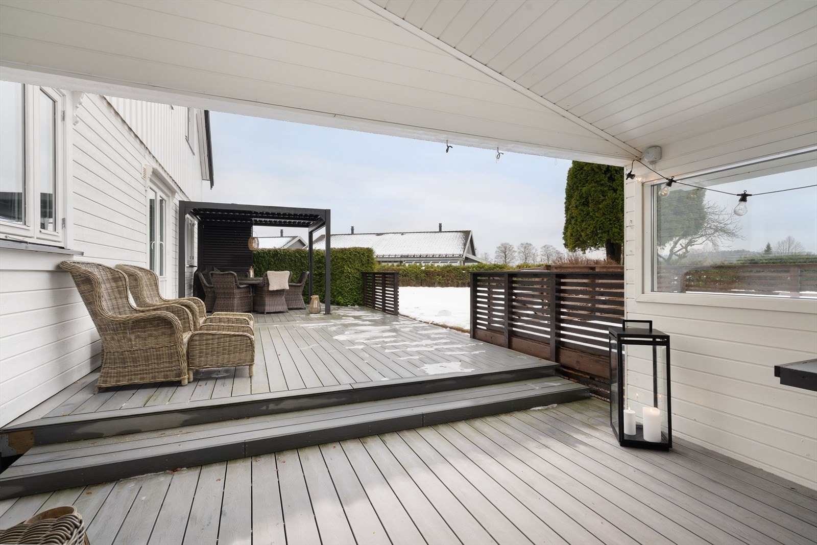 Flott og velholdt eiendom med solrik beliggenhet - Stor og nyoppusset utleiedel - Usjenert og barnevennlig område Galleribilde