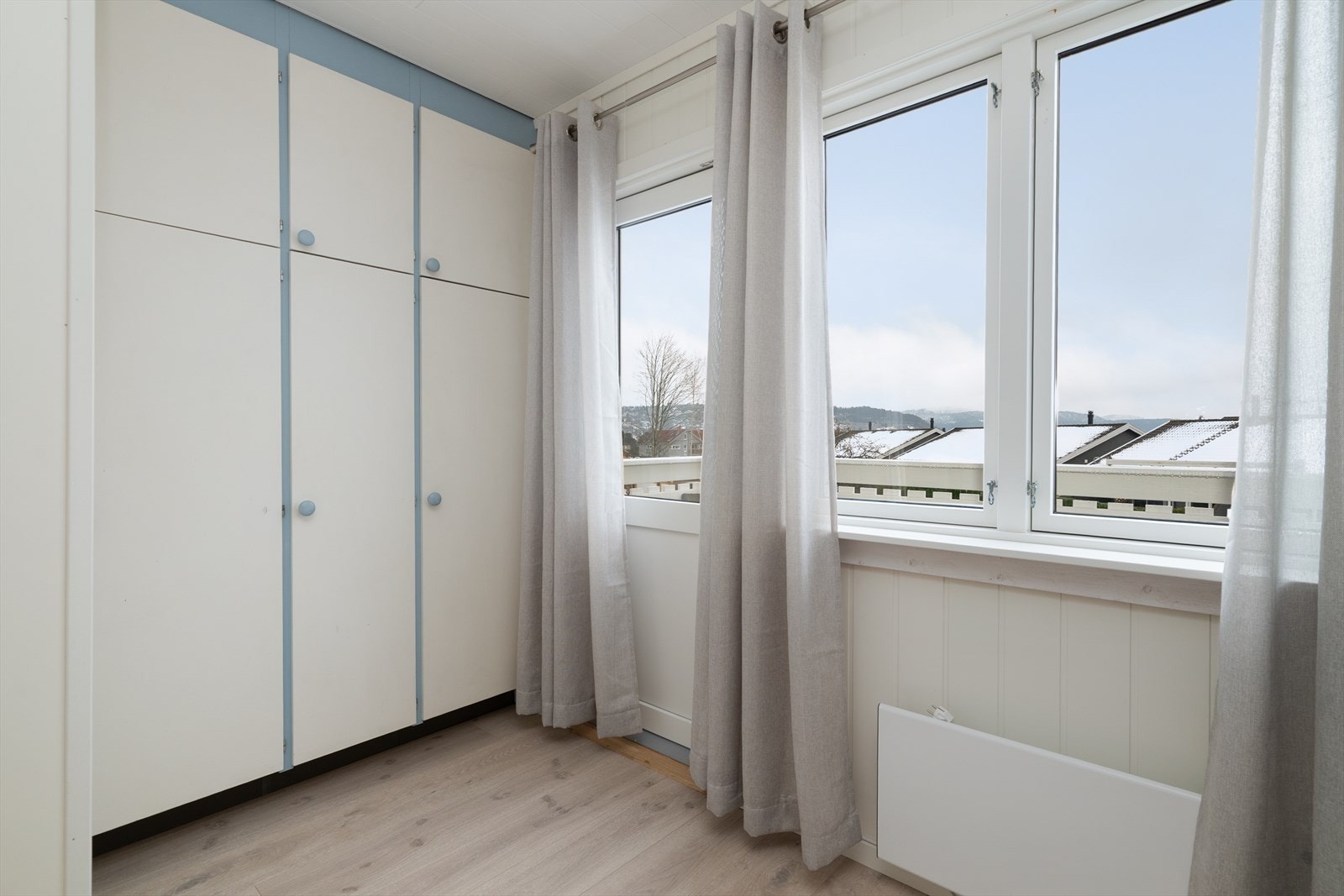 Dette soverommet har utgang til en deilig balkong. Galleribilde