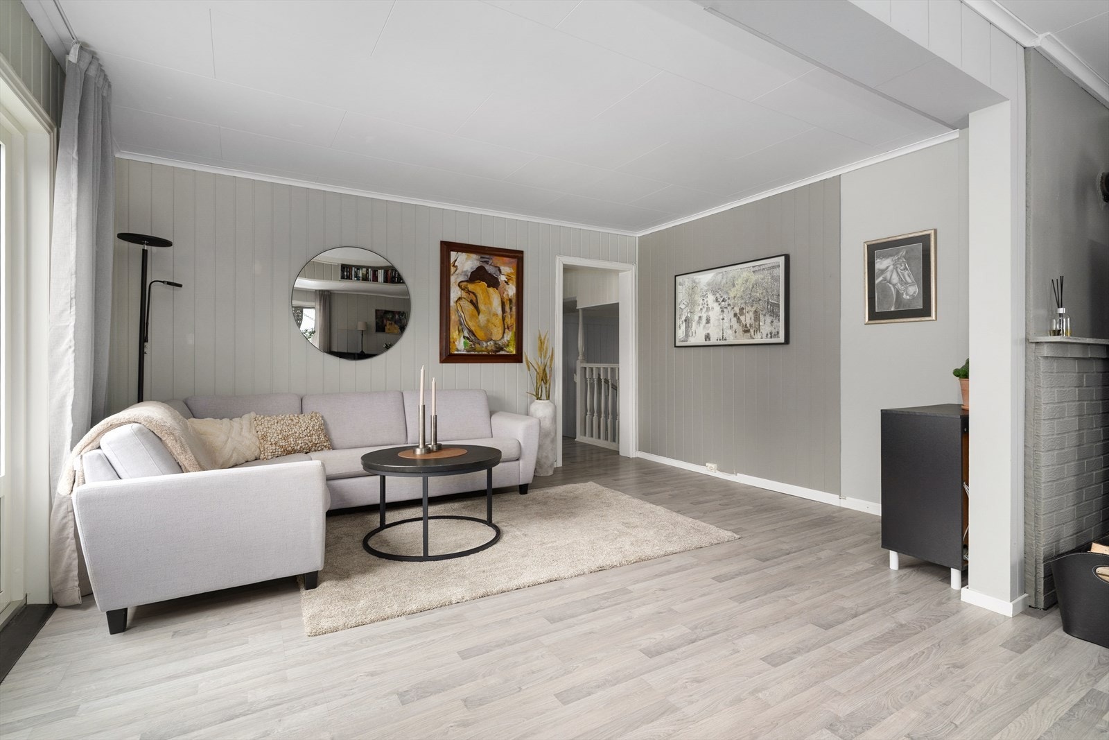 Koselig dagligstue med sofagruppe og utgang til flotte, solrike terrasseområder og hagedel. Galleribilde