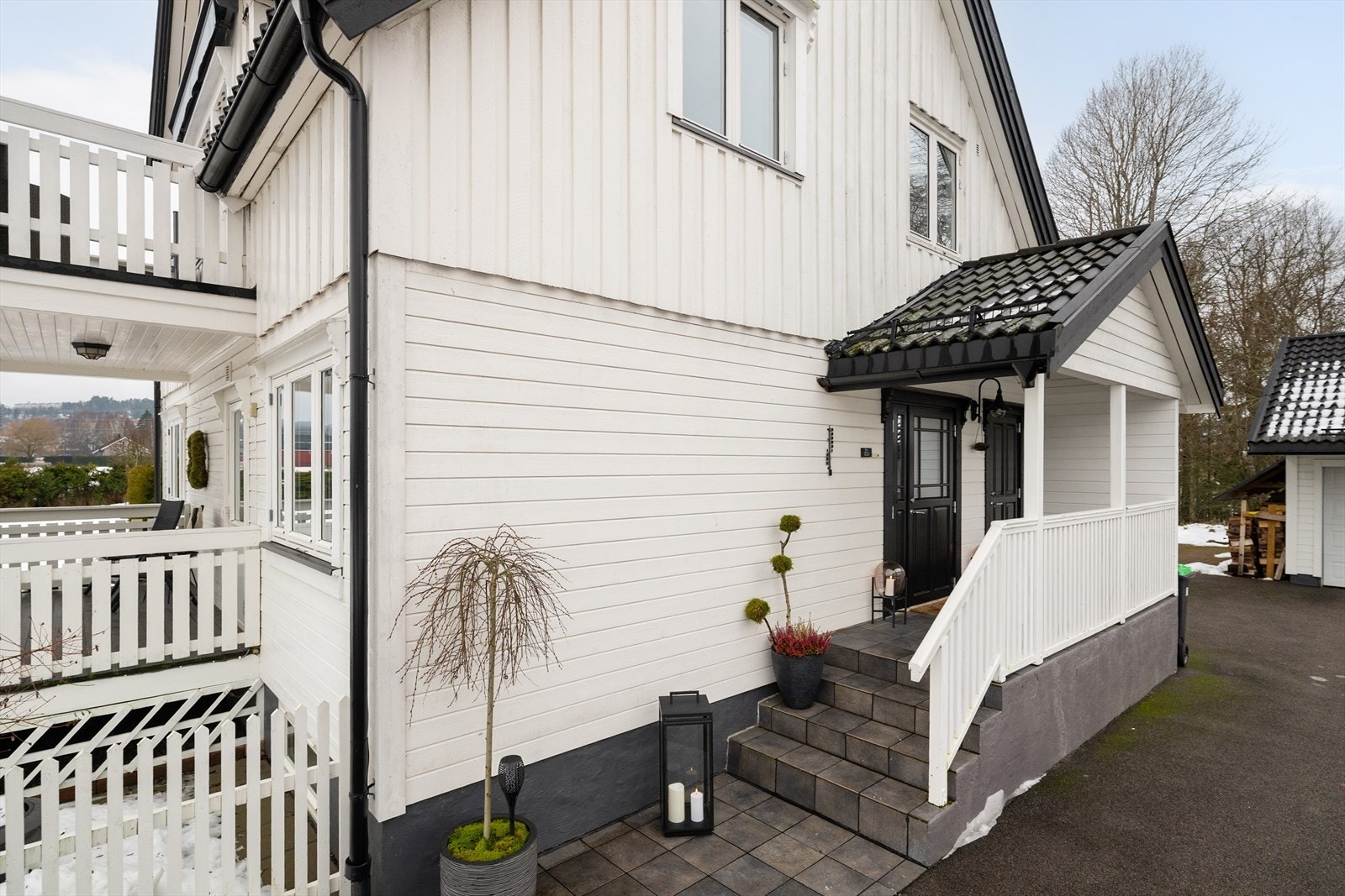 Den umiddelbare tomta rundt bebyggelsen har vakre og veletablerte uterom med sjenerøse uteplasser både under tak og under åpen himmel, stor og deilig hage med beplantning og romslig gårdsplass med dobbel garasje. Galleribilde