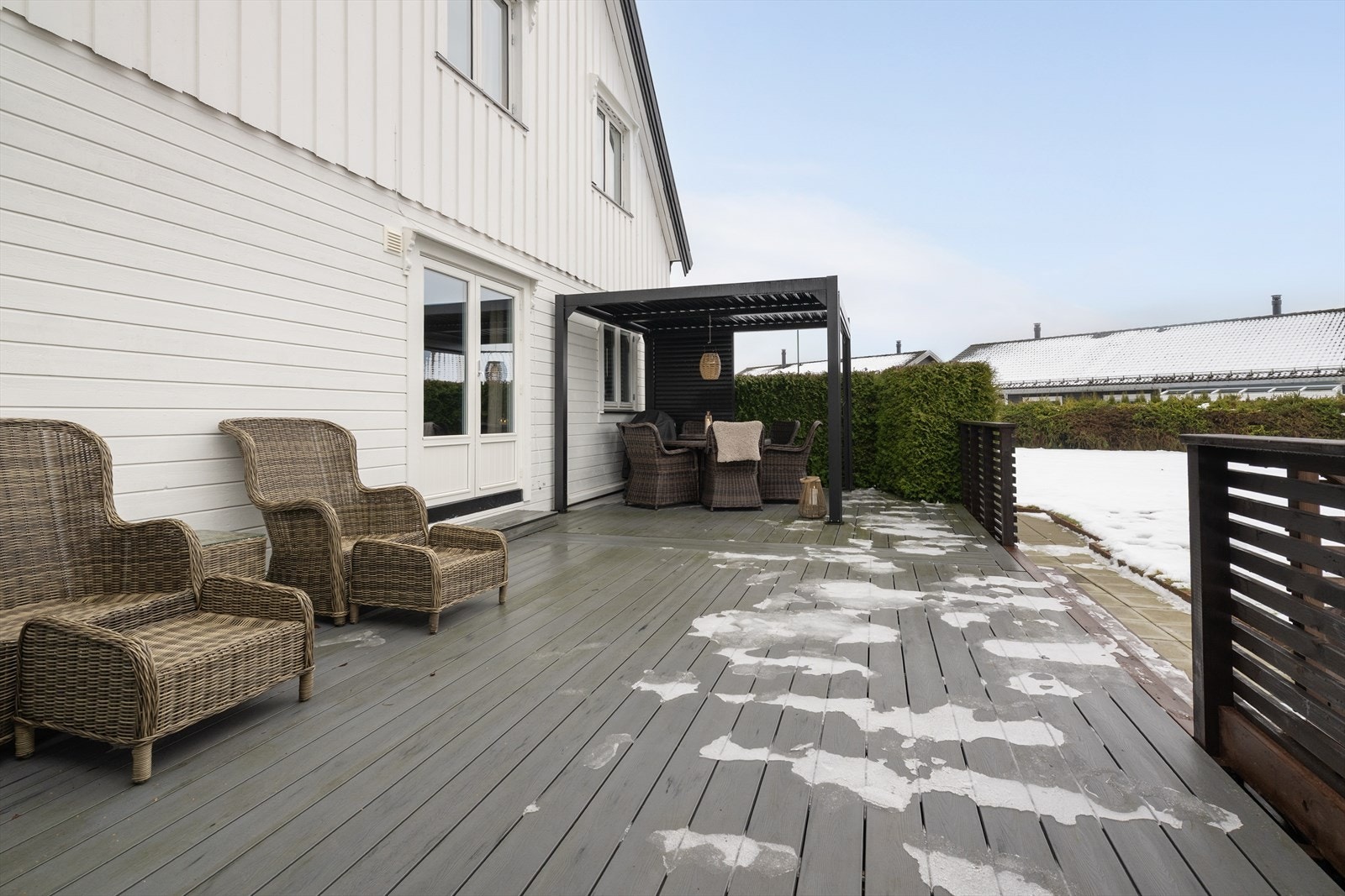Terrassen har flere soner for møblering også under åpen himmel, samt at det er oppført pergola mot sydvest. Galleribilde