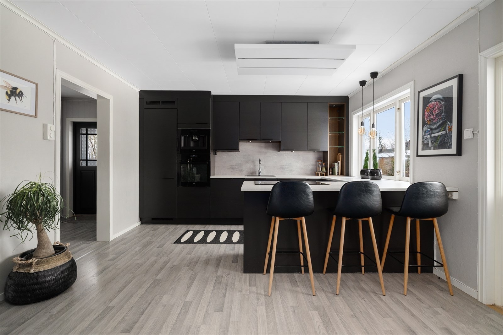 Kjøkkenet har en moderne stil, med flott innredning fra Strai i heltre eik som kun er 6-7 år gammel. Den flotte kjøkkenøya med barløsning skaper et sosialt og hyggelig samlingspunkt på kjøkkenet. Galleribilde