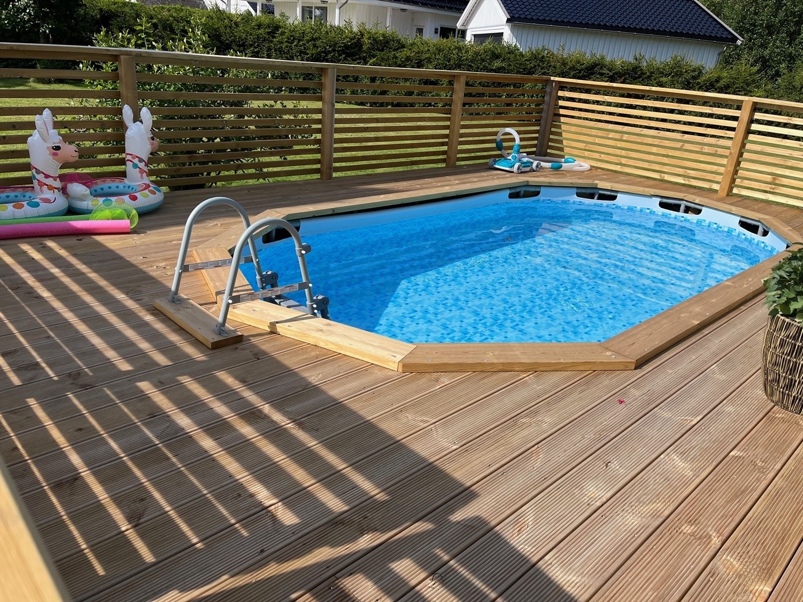 Inngjerdet terrasseområde med port Galleribilde