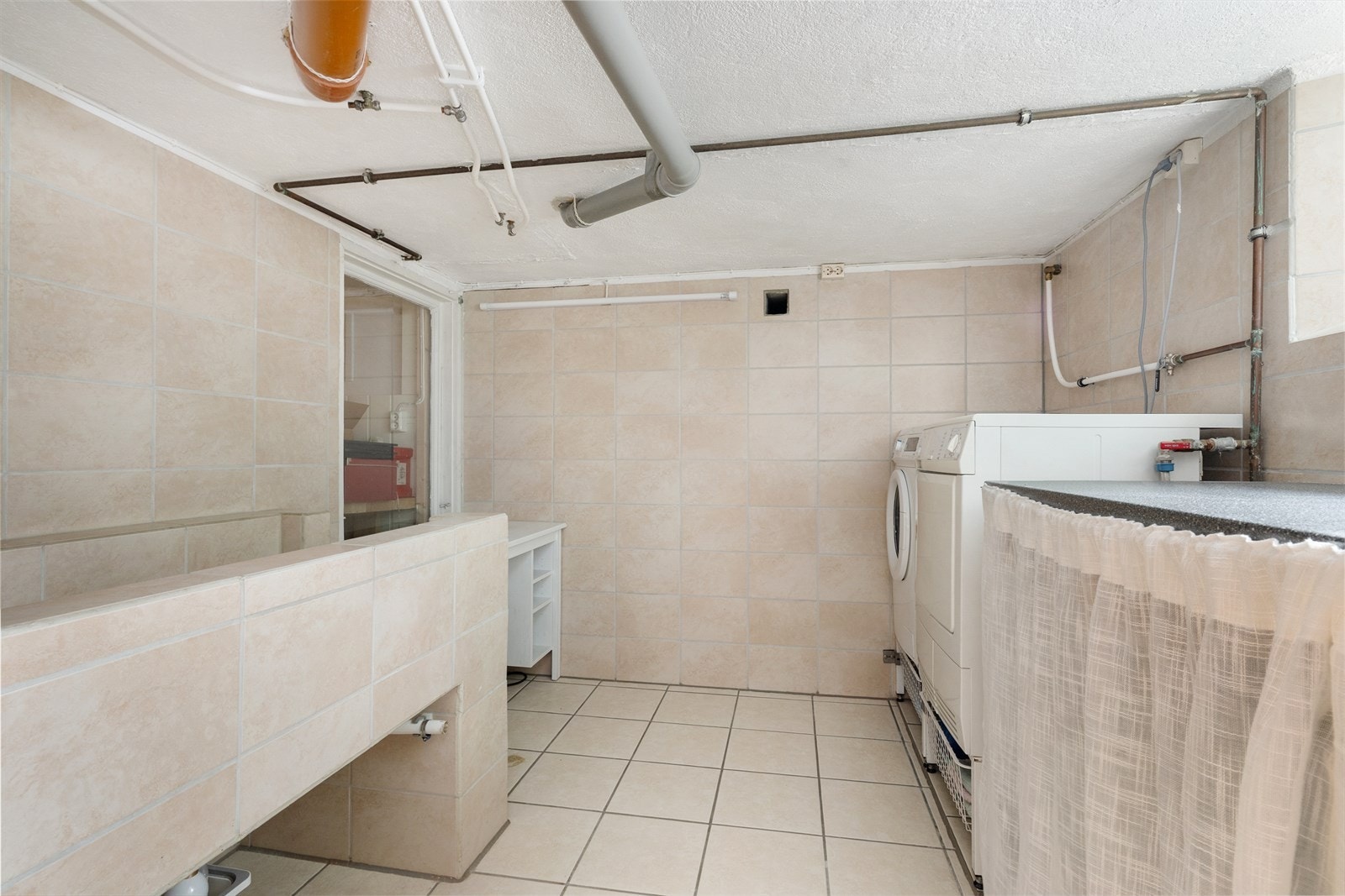 Vaskerommet er flislagt og det er varmekabler i gulv. Galleribilde