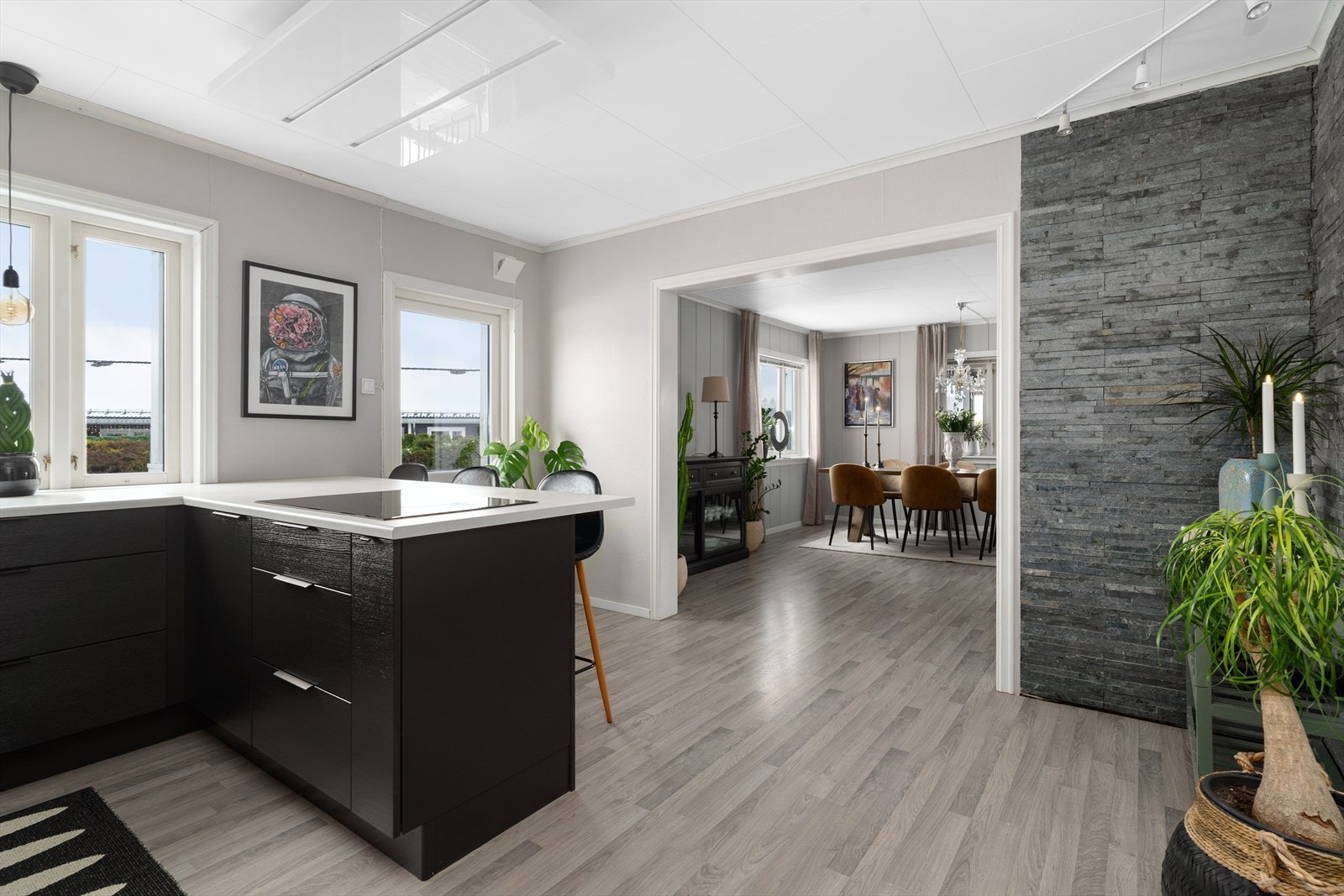 Den lyse og luftige stua som harmonerer med boligens øvrige fargepalett har spisestuedel praktisk plassert inntil kjøkkenet. Galleribilde