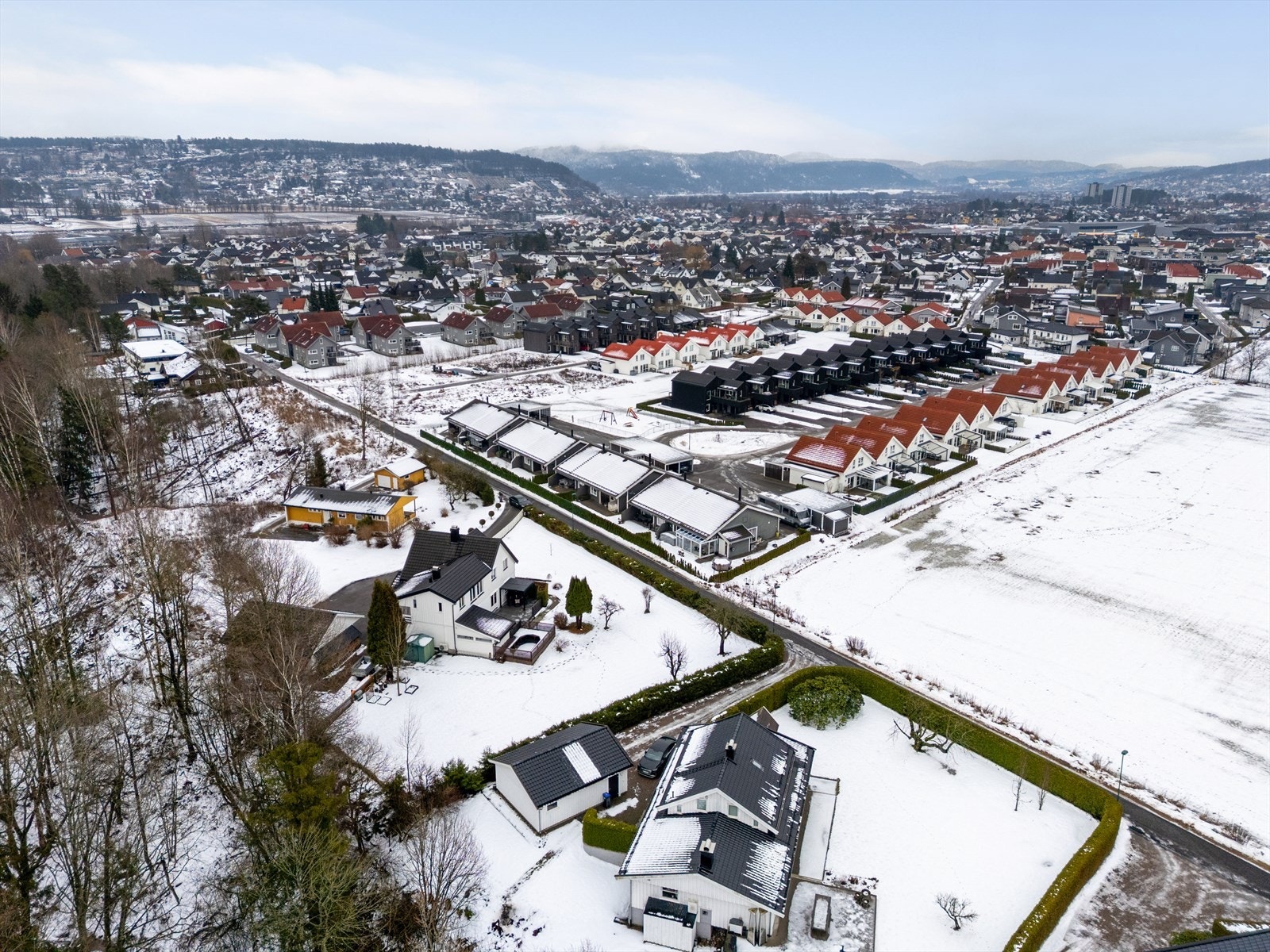 Store deler av tomta i bakkant av boligen og mot øst består hovedsakelig av naturlig vegetasjon med busker og trær. Galleribilde