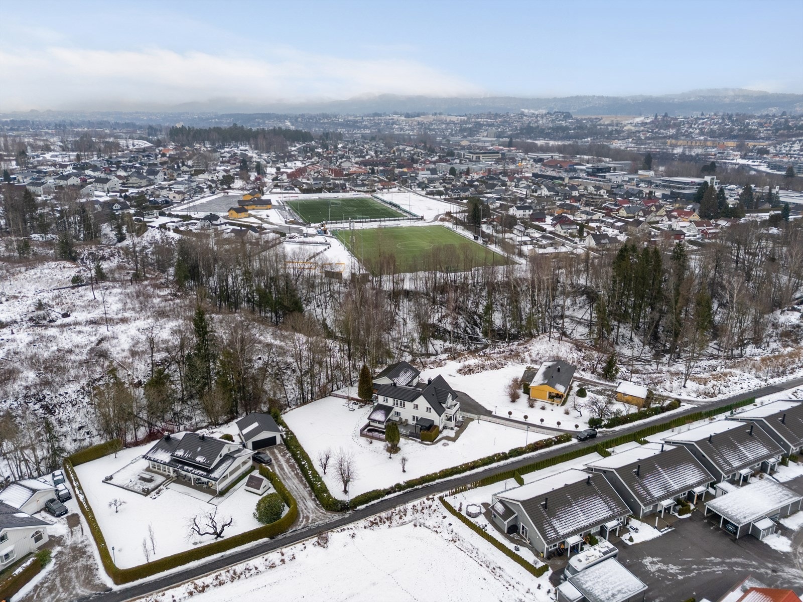 Søndre Lensmannsveg 44 ligger fint til i et svært attraktivt, barnevennlig og sentralt boligområde på Tollnes i Skien, like nordvest for Porsgrunn sentrum. Galleribilde