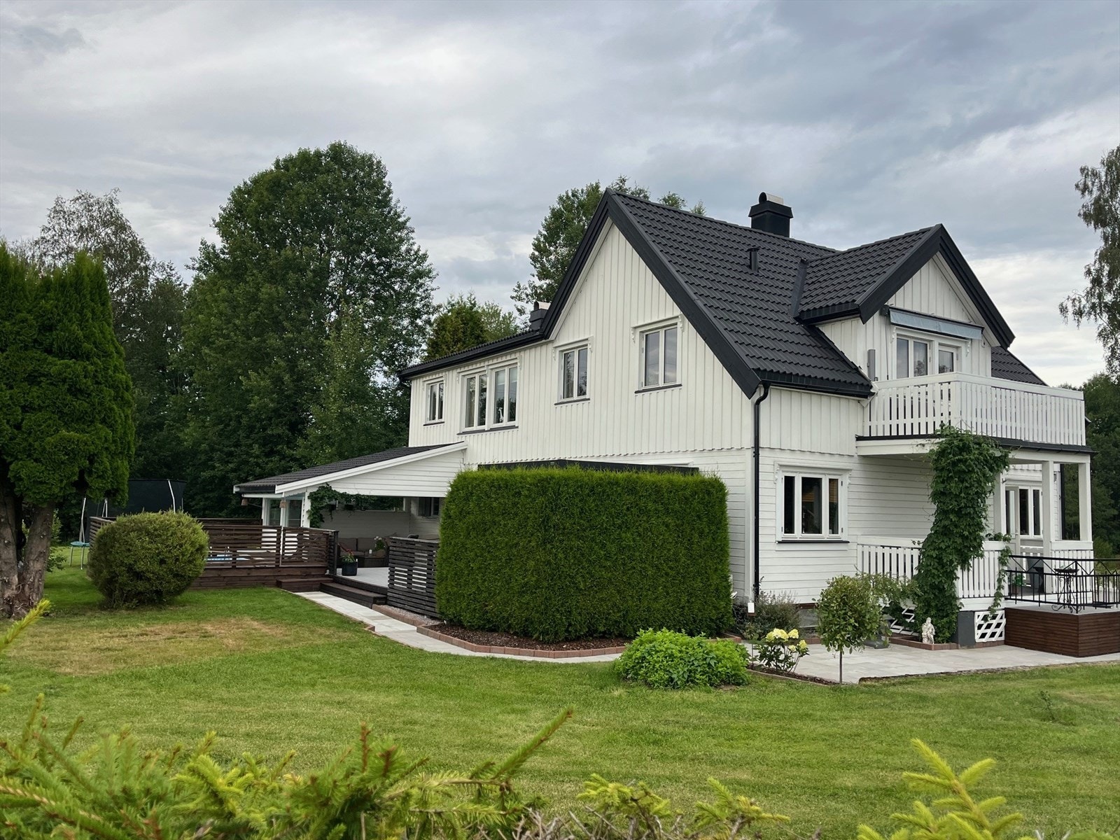 Flott opparbeidet med heller og kantstein rundt pene bed - privat bilde Galleribilde