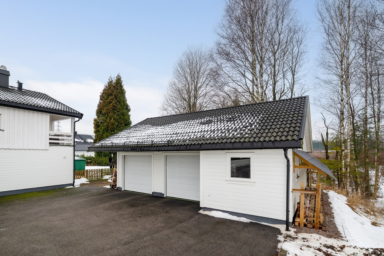 Eiendommen har asfaltert innkjørsel og gårdsplass med gode parkeringsforhold. Inntil den romslige gårdsplassen er det i 2010 oppført dobbel garasje med eget arbeidsrom og lagringsplass på loftet. Galleribilde