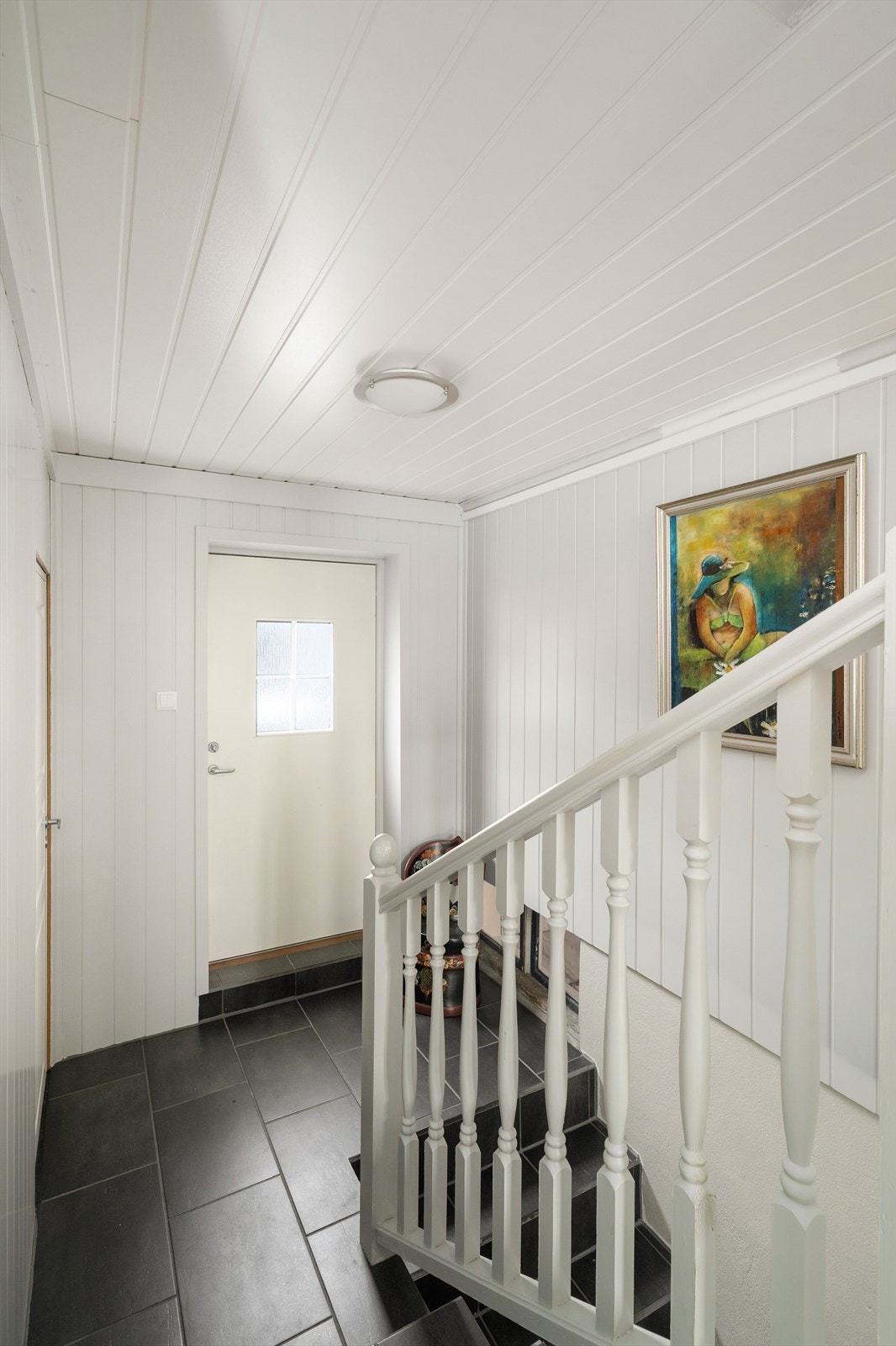 Trappegang med trapp til 2.etg og ned til kjeller Galleribilde