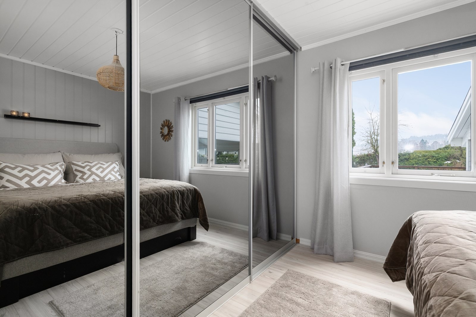 Hovedsoverommet har god plass til dobbeltseng, og skyvedørsgarderobe med speildører for klesbeholdningen. Galleribilde