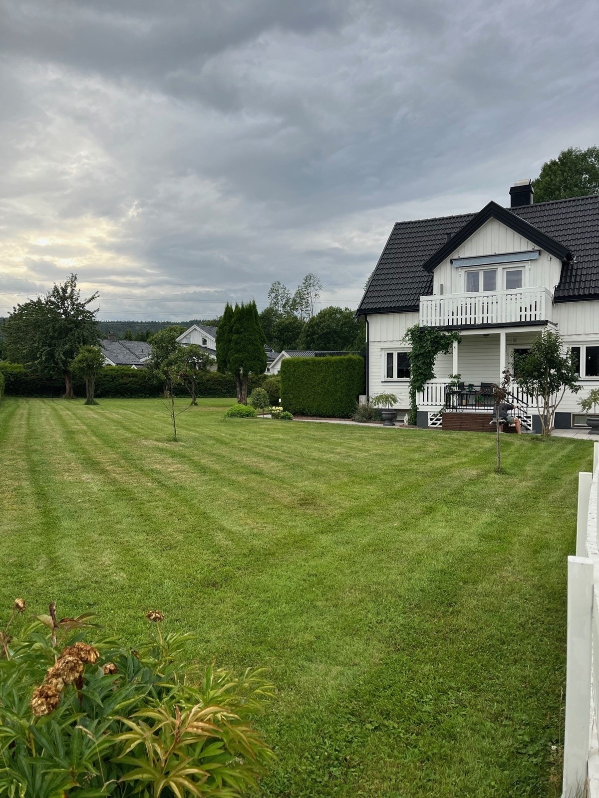 Stor og nydelig opparbeidet tomt - privat bilde Galleribilde